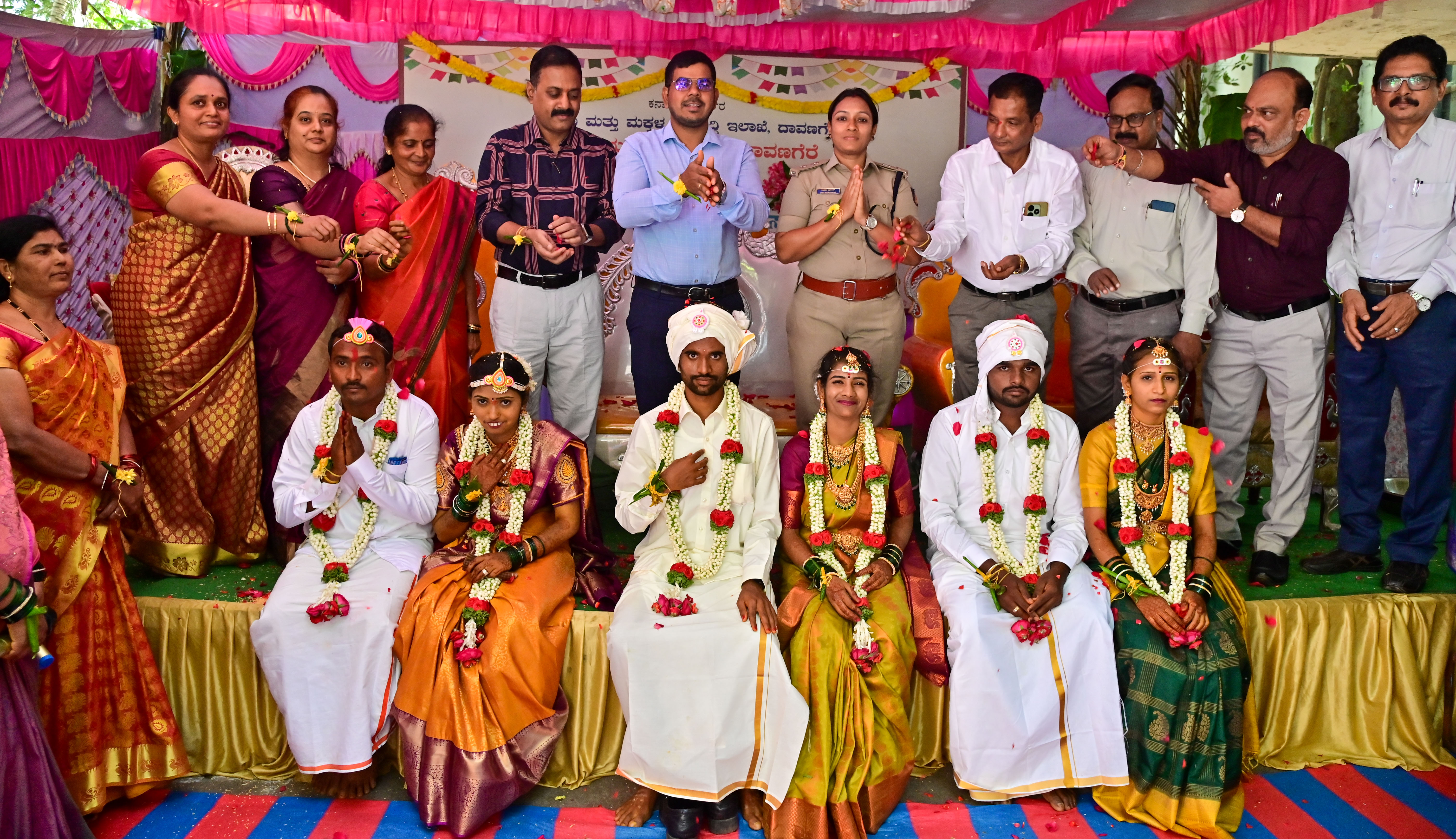 ದಾವಣಗೆರೆಯ ಶ್ರೀರಾಮ ನಗರದಲ್ಲಿನ ರಾಜ್ಯ ಮಹಿಳಾ ನಿಲಯದಲ್ಲಿ ಆಯೋಜಿಸಿದ್ದ ವಿವಾಹ ಮಹೋತ್ಸವದಲ್ಲಿ ನವದಂಪತಿಗಳಾದ ಪ್ರವೀಣ್ ಮತ್ತು ರುಚಿತಾ ನಾಗರಾಜ್ ಮತ್ತು ಶಾಲಿನಿ ಹಾಗೂ ಬಸವರಾಜ್ ಮತ್ತು ರಕ್ಷಿತಾ ಜೋಡಿಗಳನ್ನು ಹೆಚ್ಚುವರಿ ಜಿಲ್ಲಾಧಿಕಾರಿ ಶೀಲವಂತ ಶಿವಕುಮಾರ್ ಜಿಲ್ಲಾ ಪಂಚಾಯಿತಿ ಸಿಇಒ ಗಿತ್ತೆ ಮಾಧವ್ ವಿಠ್ಠಲ್‌ ರಾವ್ ಪೊಲೀಸ್ ವರಿಷ್ಠಾಧಿಕಾರಿ ಉಮಾ ಪ್ರಶಾಂತ್ ಮಹಿಳಾ ಮತ್ತು ಮಕ್ಕಳ ಅಭಿವೃದ್ದಿ ಇಲಾಖೆ ಉಪನಿರ್ದೇಶಕ ರಾಜಾ ನಾಯ್ಕ ಹರಸಿದರು -ಪ್ರಜಾವಾಣಿ ಚಿತ್ರ/ ಸತೀಶ್ ಬಡಿಗೇರ