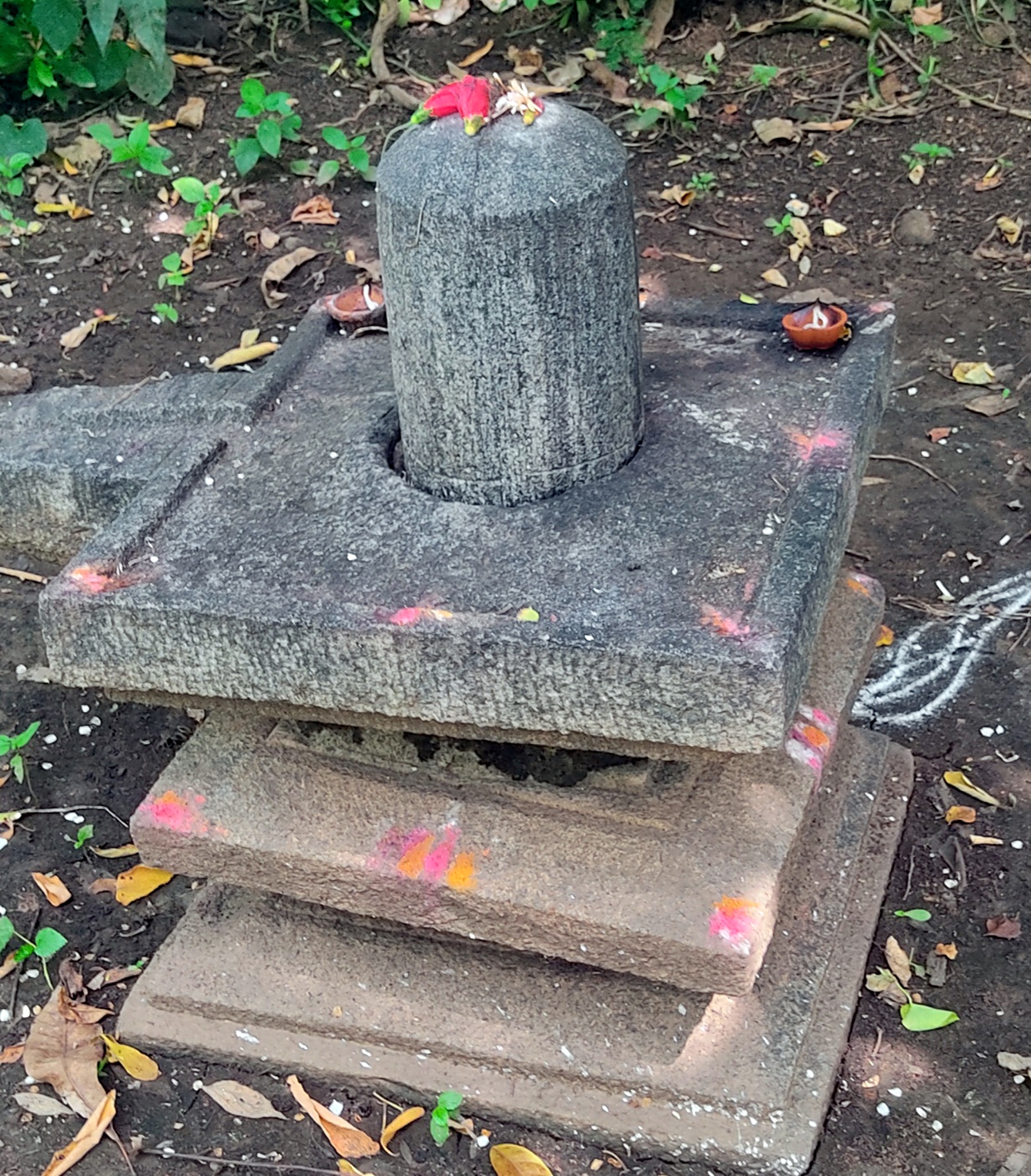 ಬೀದಿಯಲ್ಲಿ ಅನಾಥವಾಗಿ ಬಿದ್ದಿರುವ ಶಿವಲಿಂಗ