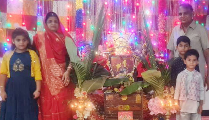 ದೀಪಾವಳಿ ಹಬ್ಬದಲ್ಲಿ ಮಹಾಲಕ್ಷ್ಮಿಯೊಂದಿಗೆ ಕನ್ನಡಾಂಬೆಯ ಭಾವಚಿತ್ರಕ್ಕೂ ಪೂಜೆ ಸಲ್ಲಿಸಿರುವ ಮುಂಡರಗಿಯ ಗೌತಮ್ ಚಂದ್ ಚೋಪ್ರಾ ಕುಟುಂಬ