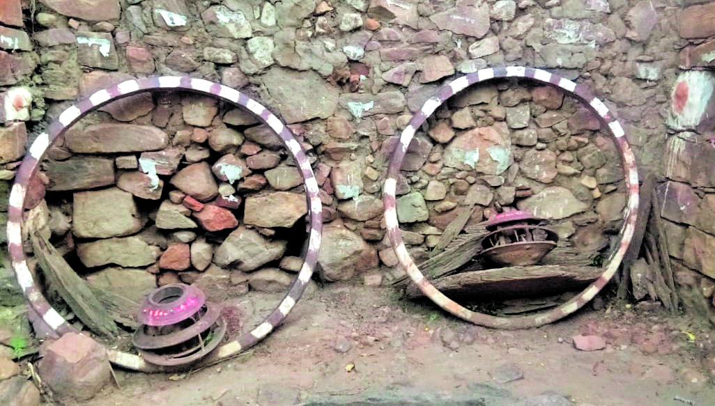 ಬಾಗಲಕೋಟೆ ಜಿಲ್ಲೆಯ ಜಮಖಂಡಿ ತಾಲ್ಲೂಕಿನ ಕಲಹಳ್ಳಿ ಗ್ರಾಮದಲ್ಲಿ ದೊರೆತ ಕಿತ್ತೂರು ಚನ್ನಮ್ಮ ಸಂಚರಿಸಿದ ರಥದ ಅವಶೇಷಗಳು