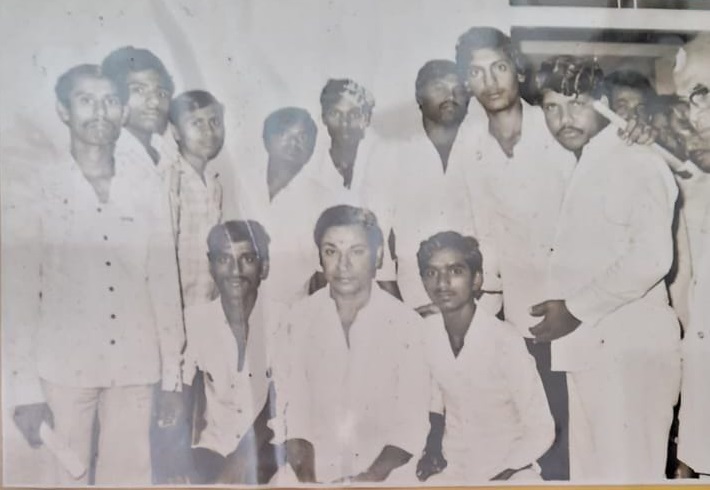 1981ರಲ್ಲಿ ಬೆಳಗಾವಿಯ ರಾಣಿ ಚನ್ನಮ್ಮ ವೃತ್ತದಲ್ಲಿ ನಡೆದ ಗೋಕಾಕ ಚಳವಳಿಯಲ್ಲಿ ಮೊಣಕಾಲುಗಳ ಮೇಲೆ ನಡೆದ ಹೋರಾಟಗಾರರನ್ನು ಭೇಟಿ ಮಾಡಿದ ನಟ ರಾಜಕುಮಾರ್‌