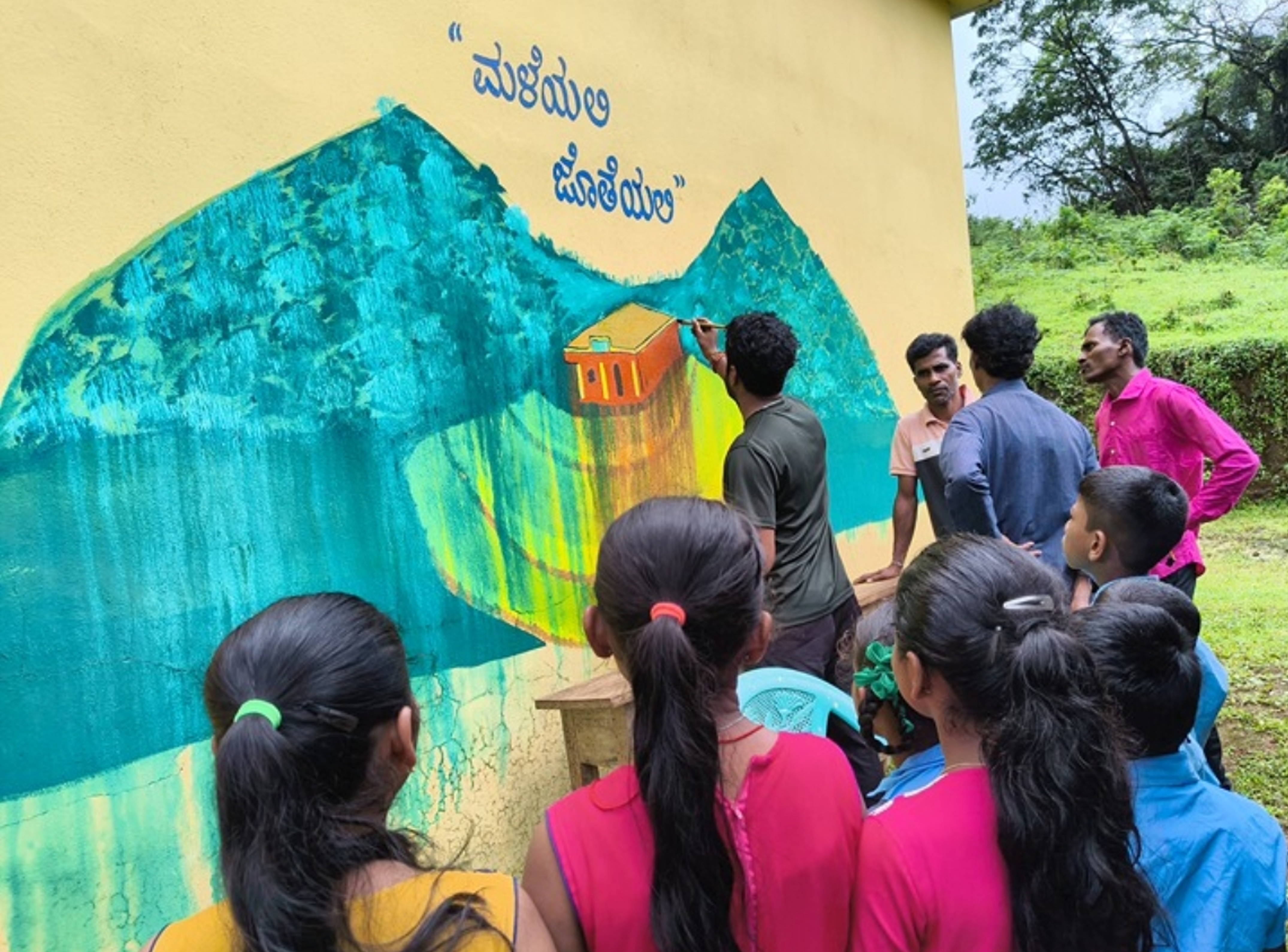 ಜೊಯಿಡಾ ತಾಲ್ಲೂಕಿನ ಪಾತಾಗುಡಿ ಸರ್ಕಾರಿ ಶಾಲೆಯ ಗೋಡೆಯ ಮೇಲೆ ಕನ್ನಡ ಮನಸು ಕರ್ನಾಟಕ ತಂಡದ ಸದಸ್ಯರು ಪರಿಸರ ಜಾಗೃತಿಯ ಸಂದೇಶ ಸಾರುವ ಚಿತ್ರ ಬಿಡಿಸುತ್ತಿರುವುದನ್ನು ವಿದ್ಯಾರ್ಥಿಗಳು ವೀಕ್ಷಿಸುತ್ತ ನಿಂತಿದ್ದರು 