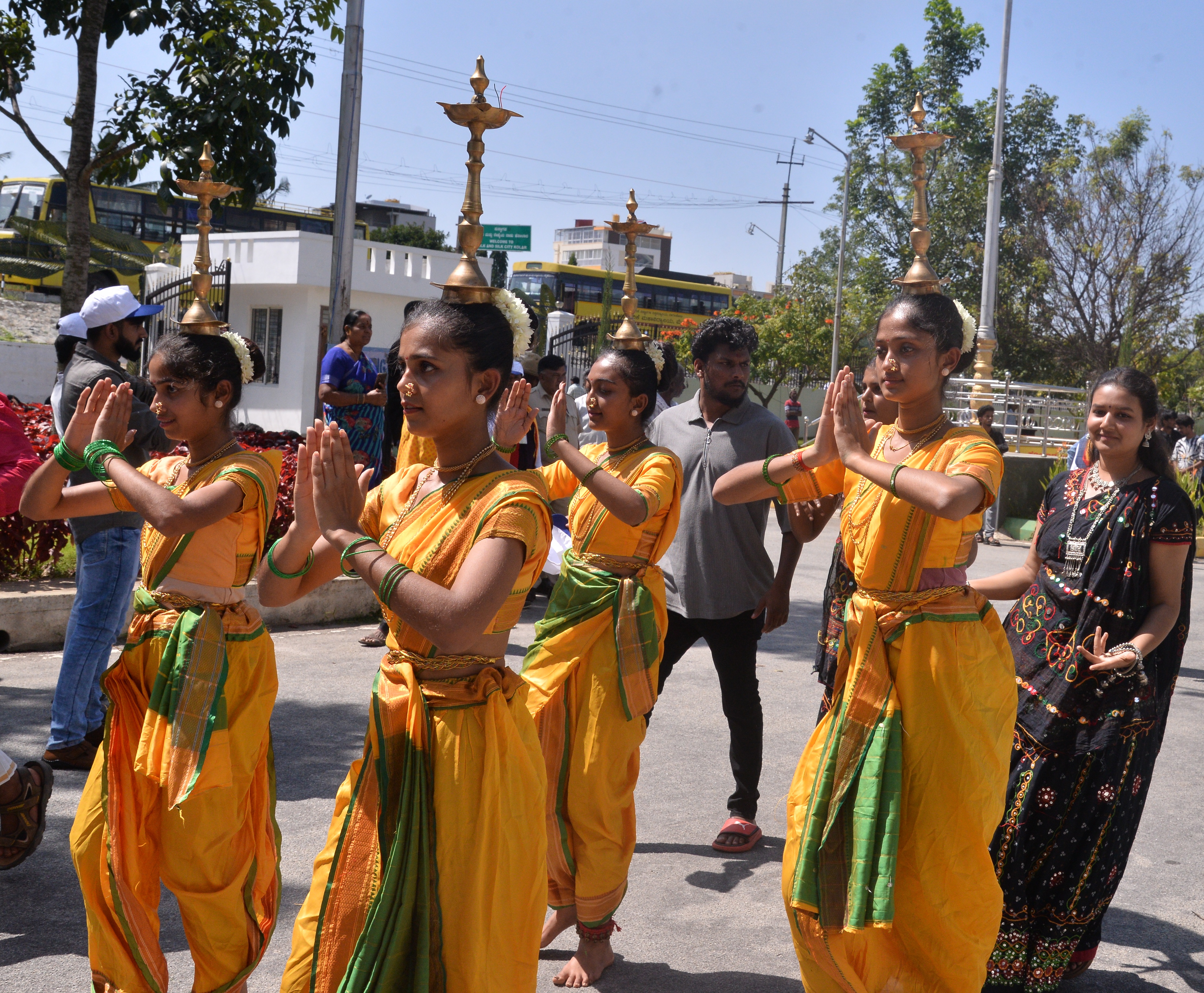 ವಿವಿಧ ಮಹಾವಿದ್ಯಾಲಯಗಳ ಕಲಾ ತಂಡಗಳು ಮೆರವಣಿಗೆಯಲ್ಲಿ ಪಾಲ್ಗೊಂಡಿದ್ದವು