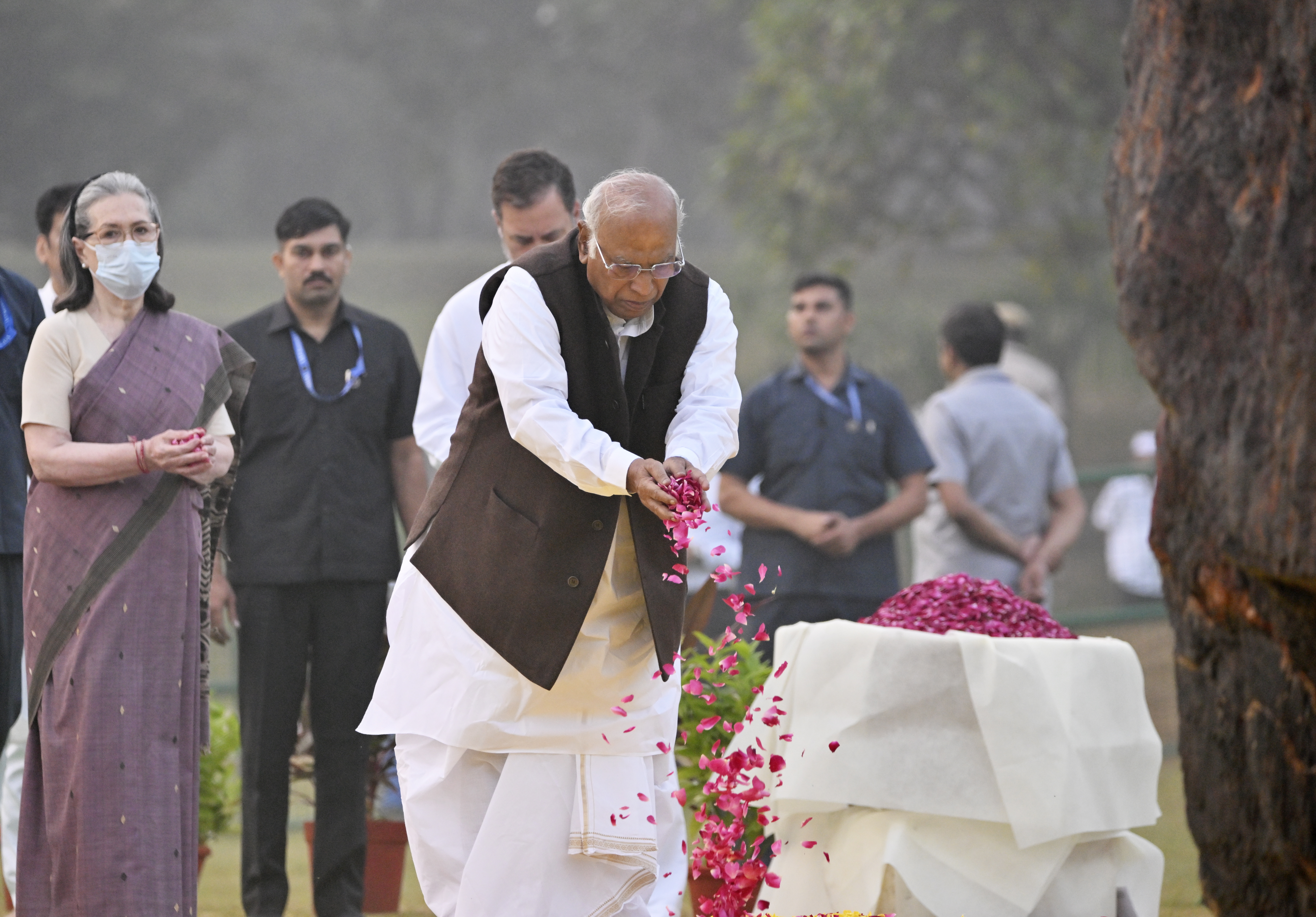 ನವದೆಹಲಿಯಲ್ಲಿರುವ ಇಂದಿರಾ ಗಾಂಧಿ ಸ್ಮಾರಕ ಮ್ಯೂಸಿಯಂನಲ್ಲಿ ನಡೆದ ಪುಣ್ಯತಿಥಿ ಕಾರ್ಯಕ್ರಮದಲ್ಲಿ ಕಾಂಗ್ರೆಸ್‌ ಅಧ್ಯಕ್ಷ ಮಲ್ಲಿಕಾರ್ಜುನ ಖರ್ಗೆ ಅವರು ಮಾಜಿ ಪ್ರಧಾನಿ ಇಂದಿರಾ ಗಾಂಧಿ ಅವರಿಗೆ ಗೌರವ ಸಲ್ಲಿಸಿದರು. ಕಾಂಗ್ರೆಸ್‌ ನಾಯಕರಾದ ಸೋನಿಯಾ ಗಾಂಧಿ ರಾಹುಲ್‌ ಗಾಂಧಿ ಇದ್ದರು    