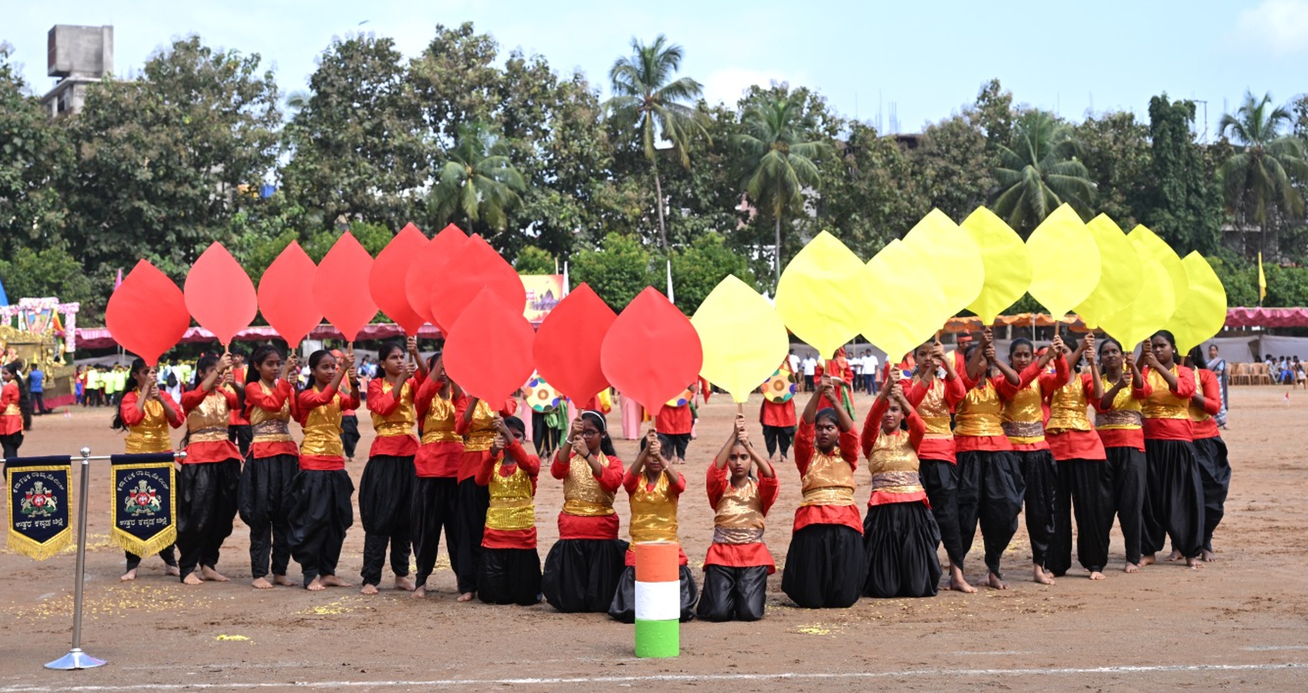 ಕಾರವಾರದಲ್ಲಿ ನಡೆದ ರಾಜ್ಯೋತ್ಸವ ಕಾರ್ಯಕ್ರಮದಲ್ಲಿ ಪ್ರೌಢಶಾಲೆ ವಿದ್ಯಾರ್ಥಿಗಳು ಸಮೂಹ ನೃತ್ಯ ಪ್ರದರ್ಶಿಸಿದರು.
