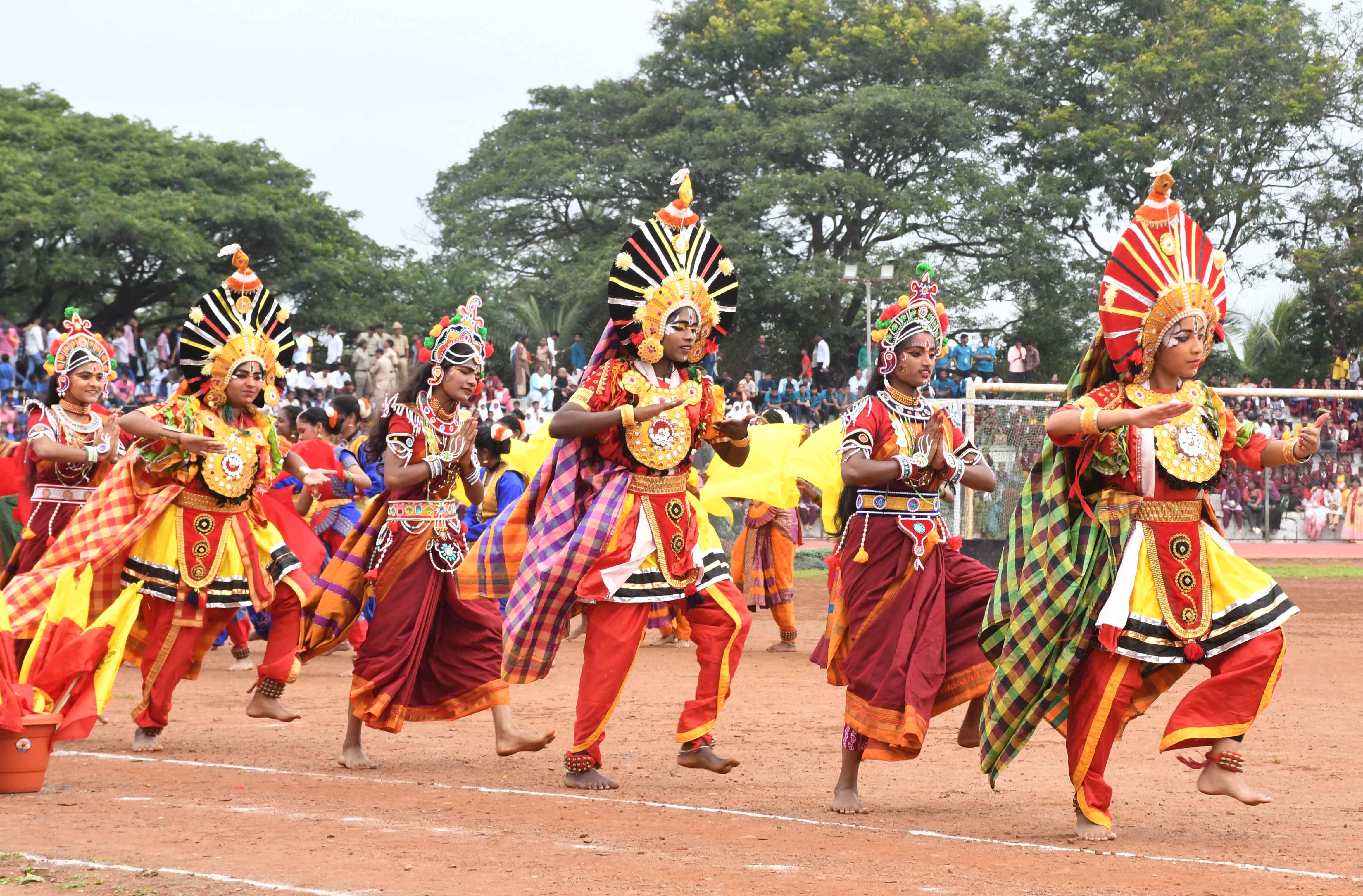 ಧಾರವಾಡದಲ್ಲಿ ರಾಜ್ಯೋತ್ಸವ ಕಾರ್ಯಕ್ರಮದಲ್ಲಿ ವಿದ್ಯಾರ್ಥಿಗಳು ನೃತ್ಯ ಪ್ರದರ್ಶಿಸಿದರು ಪ್ರಜಾವಾಣಿ ಚಿತ್ರ