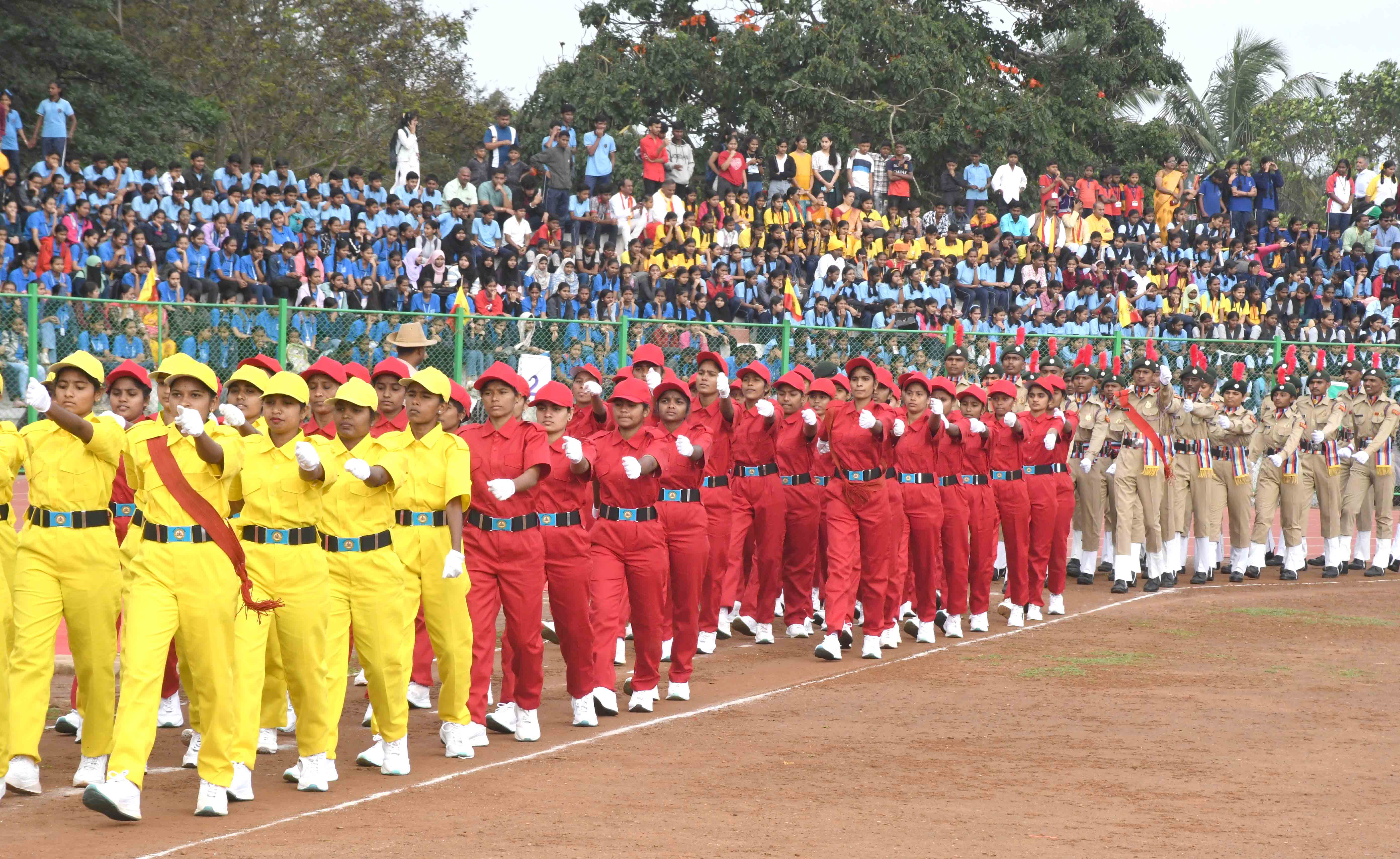 ಧಾರವಾಡದಲ್ಲಿ ರಾಜ್ಯೋತ್ಸವ ಕಾರ್ಯಕ್ರಮದಲ್ಲಿ ‌ಪಥ ಸಂಚಲನ ನಡೆಯಿತು ಪ್ರಜಾವಾಣಿ ಚಿತ್ರ