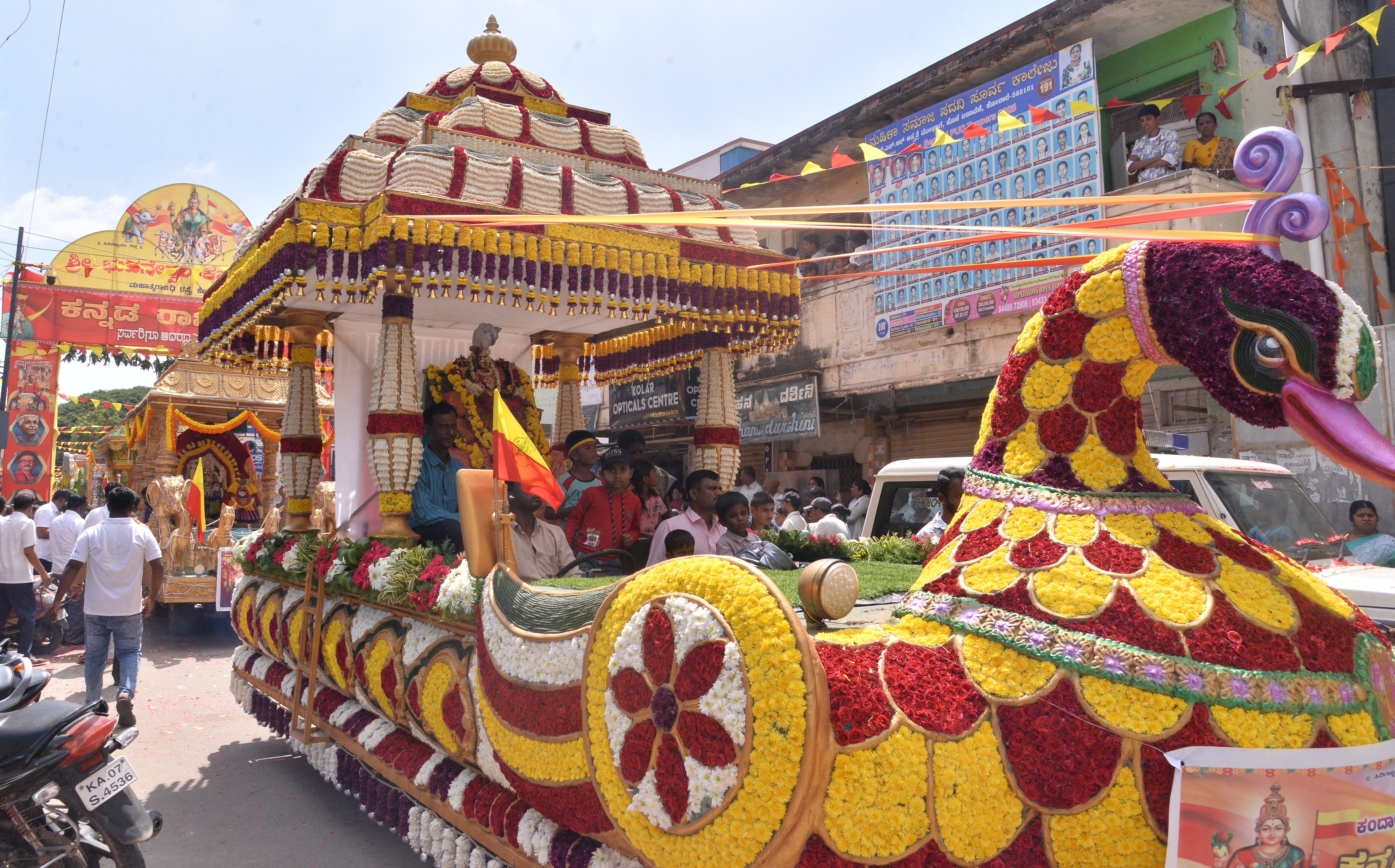 ಮೆರವಣಿಗೆಗೆ ಸ್ತಬ್ಧಚಿತ್ರಗಳ ಮೆರುಗು