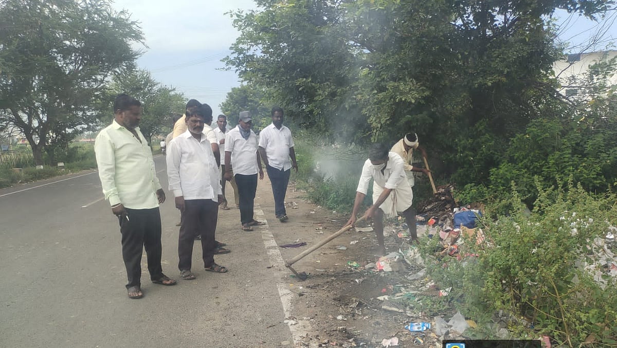ಜಾಲಹಳ್ಳಿ: ರಸ್ತೆ ಪಕ್ಕದ ಕಸ ವಿಲೇವಾರಿ