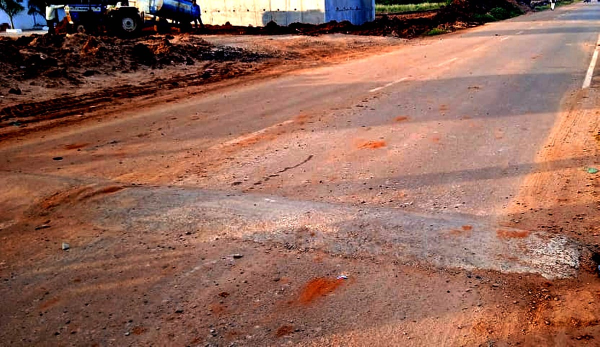 ಕುಷ್ಟಗಿ: ರೈಲ್ವೆ ಇಲಾಖೆಯಿಂದ ಅನಗತ್ಯ ರಸ್ತೆ ಉಬ್ಬು