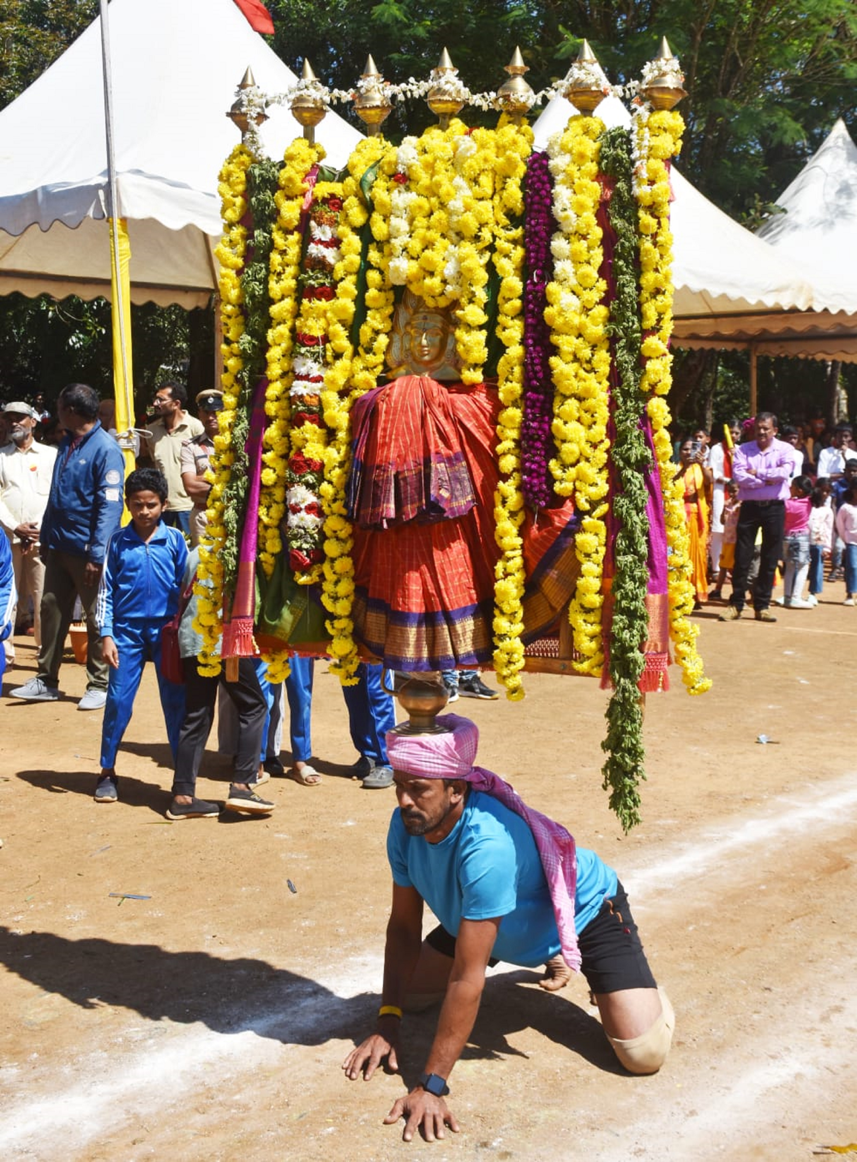 ಮಡಿಕೇರಿಯಲ್ಲಿ ಶನಿವಾರ ನಡೆದ ಕನ್ನಡ ರಾಜ್ಯೋತ್ಸವದಲ್ಲಿ ವಿದ್ಯಾರ್ಥಿಯೊಬ್ಬರು ಆಕರ್ಷಕ ಸಾಂಸ್ಕೃತಿಕ ಕಾರ್ಯಕ್ರಮಗಳನ್ನು ಪ್ರಸ್ತುತಪಡಿಸಿದರು