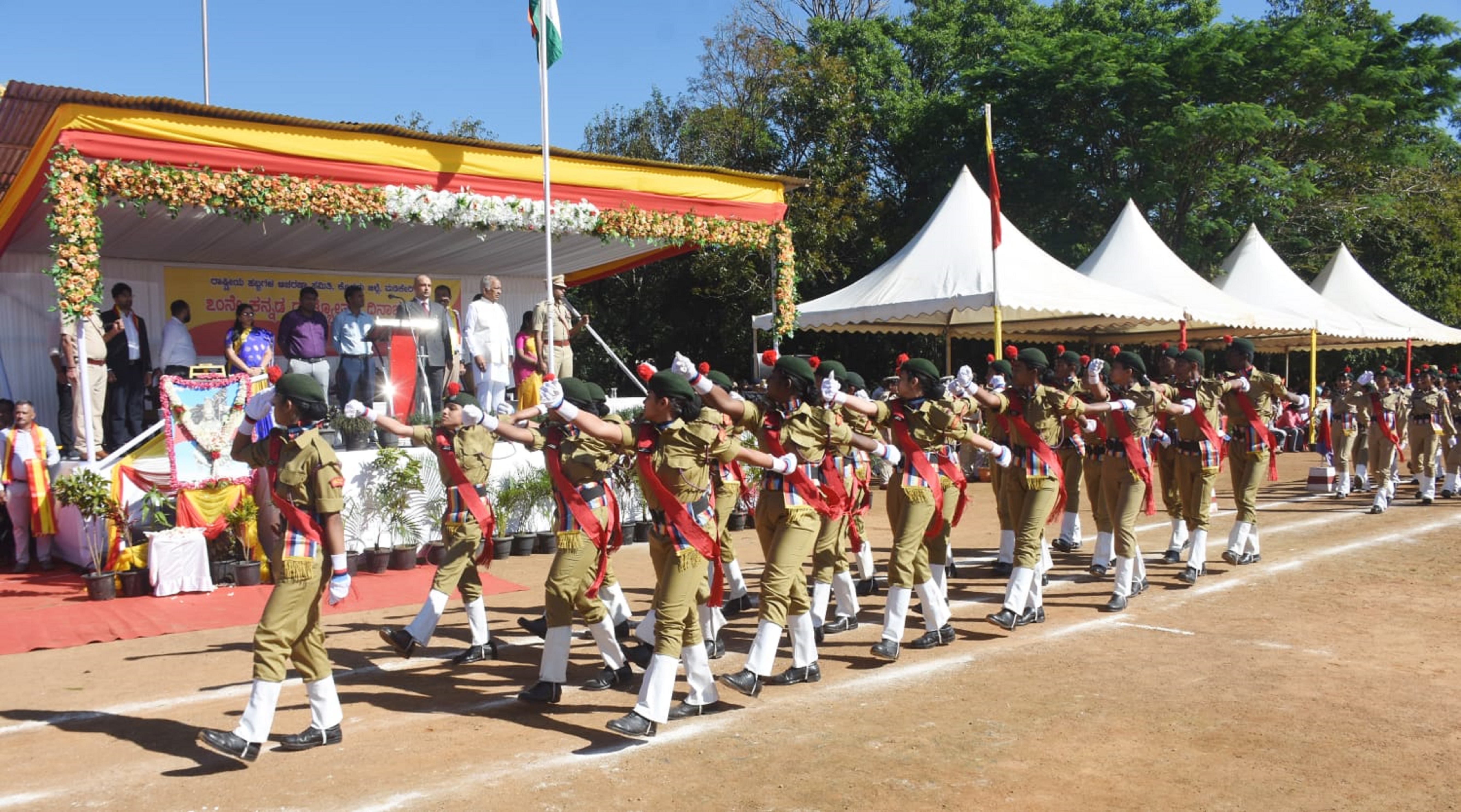 ಮಡಿಕೇರಿಯಲ್ಲಿ ಶನಿವಾರ ನಡೆದ ಕನ್ನಡ ರಾಜ್ಯೋತ್ಸವದಲ್ಲಿ ವಿವಿಧ ಶಾಲೆಗಳ ವಿದ್ಯಾರ್ಥಿಗಳು ಆಕರ್ಷಕ ಪಥಸಂಚಲನ ನಡೆಸಿದರು