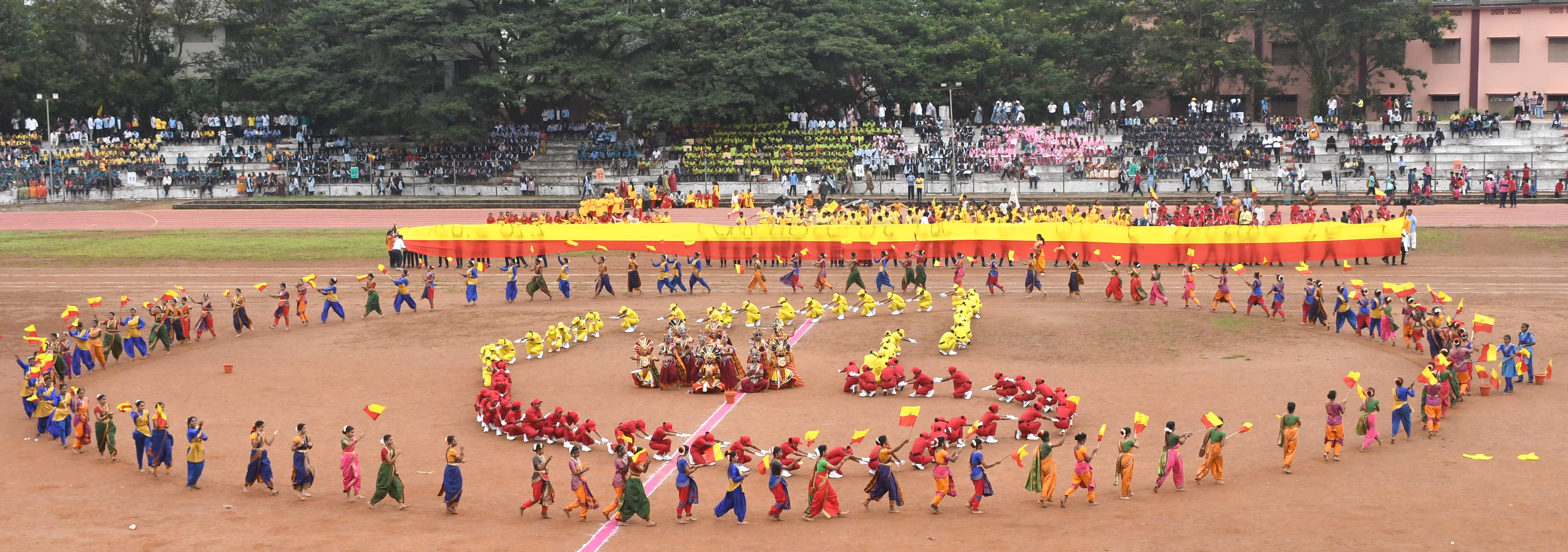 ಧಾರವಾಡದಲ್ಲಿ ರಾಜ್ಯೋತ್ಸವ ಕಾರ್ಯಕ್ರಮದಲ್ಲಿ ವಿದ್ಯಾರ್ಥಿನಿಯರು ನೃತ್ಯ ಪ್ರದರ್ಶಿಸಿದರು ಪ್ರಜಾವಾಣಿ ಚಿತ್ರ
