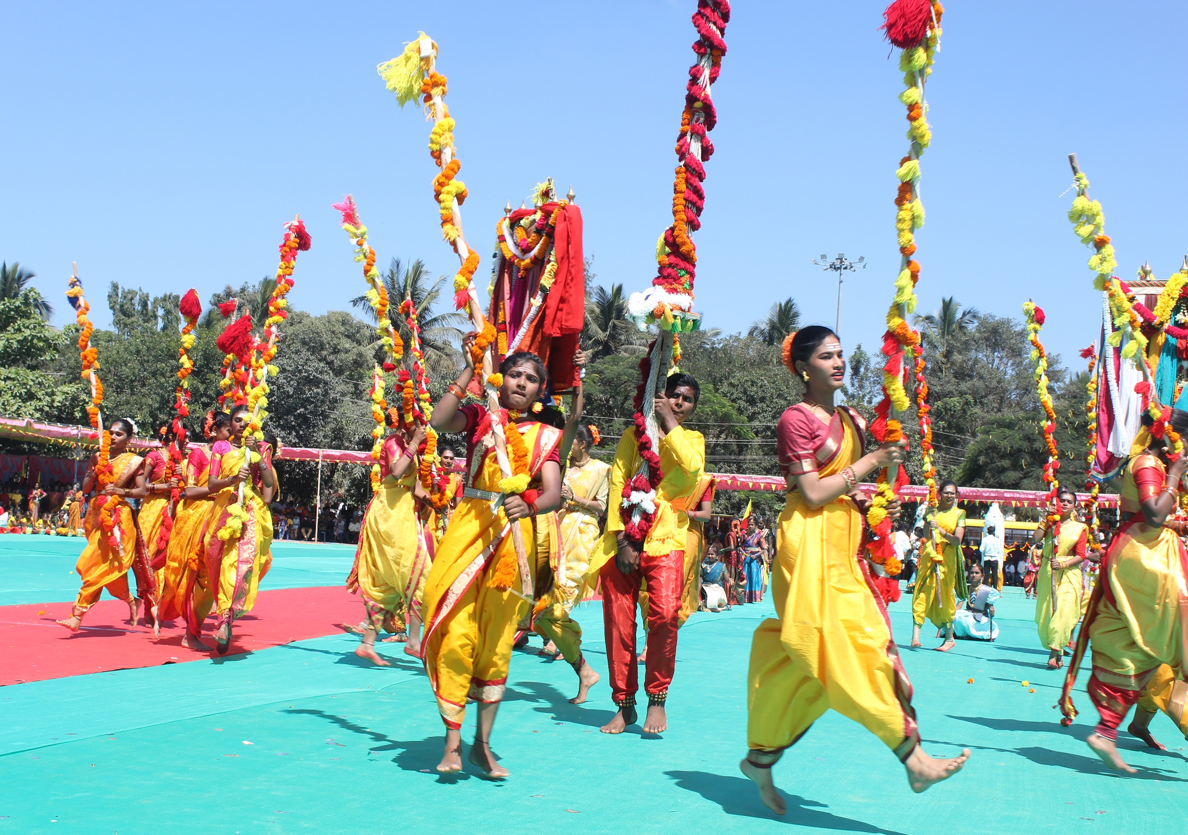 ವಿದ್ಯಾರ್ಥಿನಿಯರ ನಂದಿಕೋಲು ಕುಣಿತ