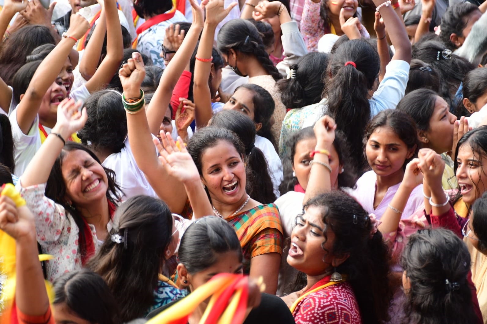 ಬೆಳಗಾವಿಯಲ್ಲಿ ಶನಿವಾರ ನಡೆದ ಕರ್ನಾಟಕ ರಾಜ್ಯೋತ್ಸವ ಮೆರವಣಿಗೆಯಲ್ಲಿ ಯುವತಿಯರು ನೃತ್ಯ ಸಂಭ್ರಮದಲ್ಲಿ ಭಾಗಿಯಾದರು.
‍ಪ್ರಜಾವಾಣಿ ಚಿತ್ರ: ಏಕನಾಥ ಅಗಸಿಮನಿ