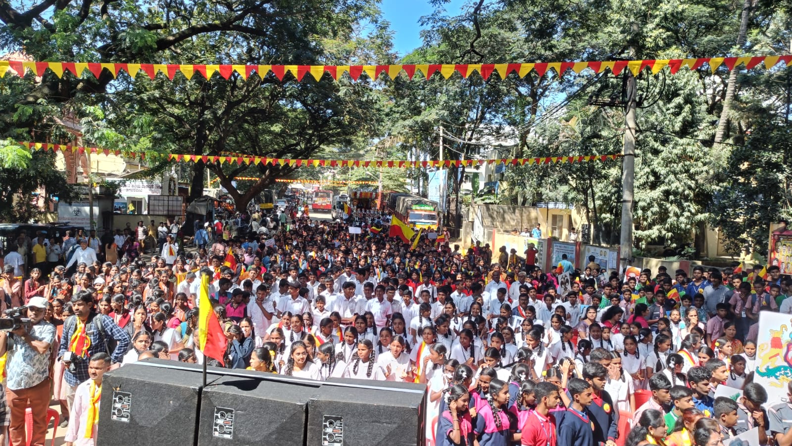 ರಾಜ್ಯೋತ್ಸವದಲ್ಲಿ ನೂರಾರು ಜನ ವಿದ್ಯಾರ್ಥಿಗಳು ನಾಡ ಗೀತೆ ಹಾಡಿದರು