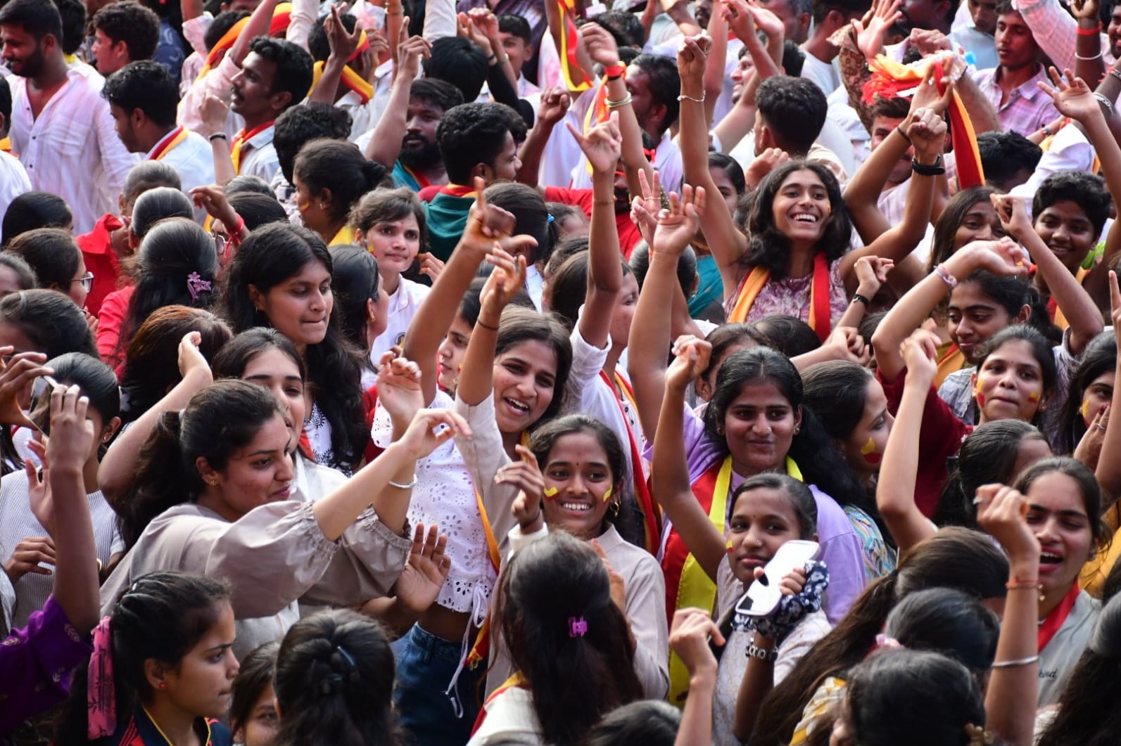 ಬೆಳಗಾವಿಯಲ್ಲಿ ಶನಿವಾರ ನಡೆದ ಕರ್ನಾಟಕ ರಾಜ್ಯೋತ್ಸವ ಮೆರವಣಿಗೆಯಲ್ಲಿ ಯುವತಿಯರು ನೃತ್ಯ ಸಂಭ್ರಮದಲ್ಲಿ ಭಾಗಿಯಾದರು.
‍ಪ್ರಜಾವಾಣಿ ಚಿತ್ರ: ಏಕನಾಥ ಅಗಸಿಮನಿ