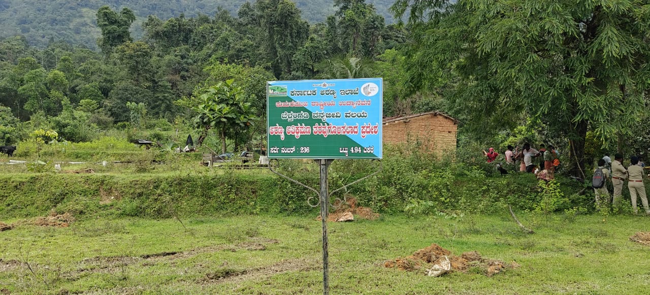 ಮಲವಂತಿಗೆ ಗ್ರಾಮದಲ್ಲಿ ಪಿ.ಟಿ.ಜೋಸೆಫ್‌ ಕುಟುಂಬವನ್ನು ಒಕ್ಕಲೆಬ್ಬಿಸಿದ ಬಳಿಕ ಅಲ್ಲಿ ಅರಣ್ಯ ಇಲಾಖೆಯ ಫಲಕ ಅಳವಡಿಸಲಾಗಿದೆ 