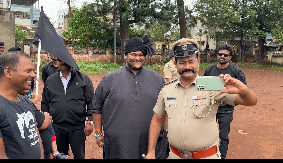 ಬೆಳಗಾವಿ|ಎಂಇಎಸ್ ಮುಖಂಡನ ಜತೆ ಪೊಲೀಸ್ ಇನ್‌ಸ್ಪೆಕ್ಟರ್ ಸೆಲ್ಫಿ: ಕನ್ನಡಿಗರ ಆಕ್ರೋಶ