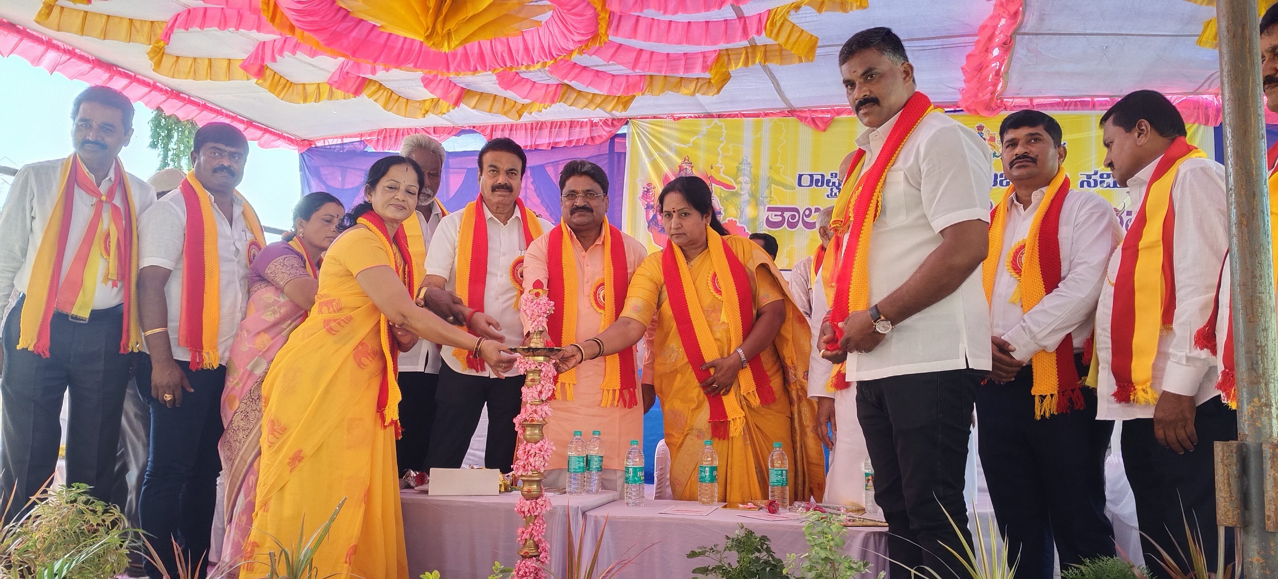 ಬಂಗಾರಪೇಟೆ ನಗರದ ಪುರಸಭೆ ಆವರಣದಲ್ಲಿ ಕನ್ನಡ ರಾಜ್ಯೋತ್ಸವ ಕಾರ್ಯಕ್ರಮವನ್ನು ಶಾಸಕರು ಮತ್ತು ಅಧಿಕಾರಿಗಳು ಉದ್ಘಾಟಿಸಿದರು