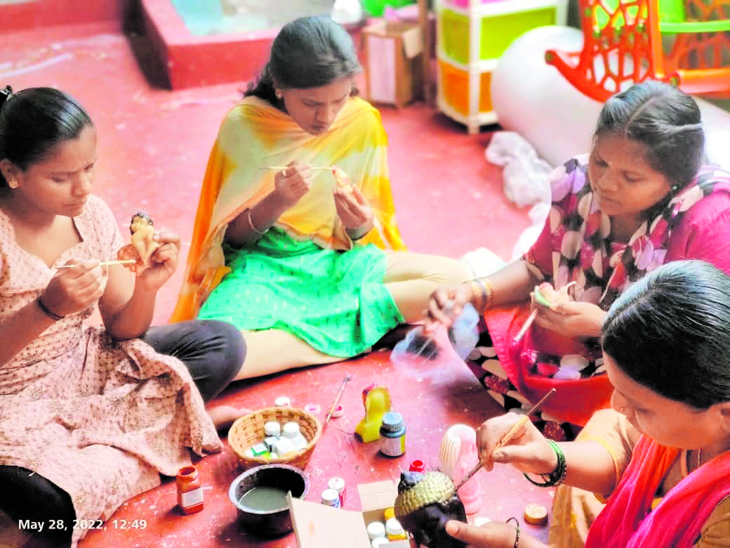 ಕ್ಯಾಂಡಲ್‌ ತಯಾರಿಕೆಯಲ್ಲಿ ತೊಡಗಿರುವ ಮಹಿಳೆಯರು 