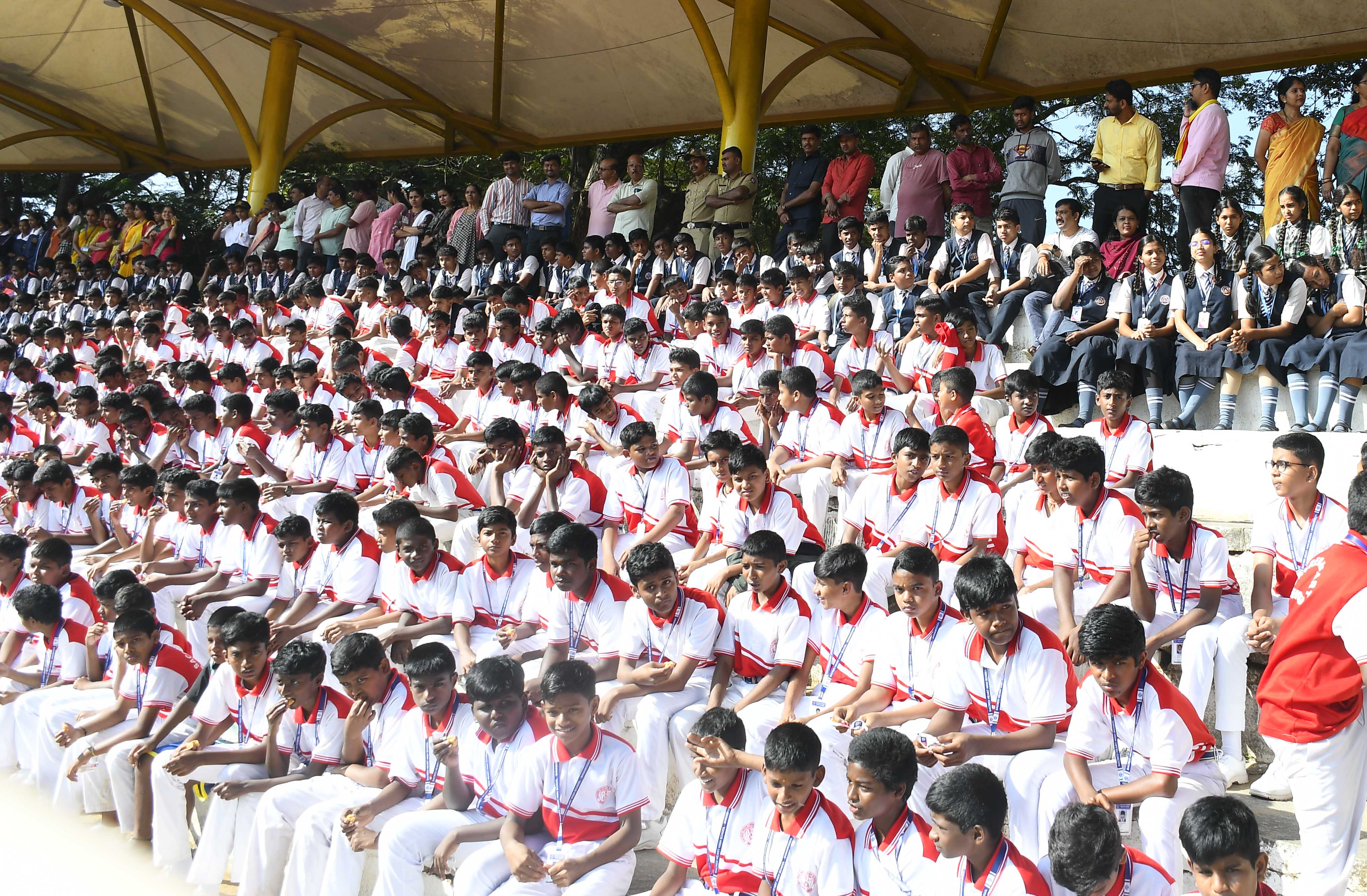 ಶಿವಮೊಗ್ಗದಲ್ಲಿ ಶನಿವಾರ ಕರ್ನಾಟಕ ರಾಜ್ಯೋತ್ಸವ ಸಮಾರಂಭ ವೀಕ್ಷಣೆಗೆ ನೆರೆದಿದ್ದ ಶಾಲಾ ಮಕ್ಕಳು