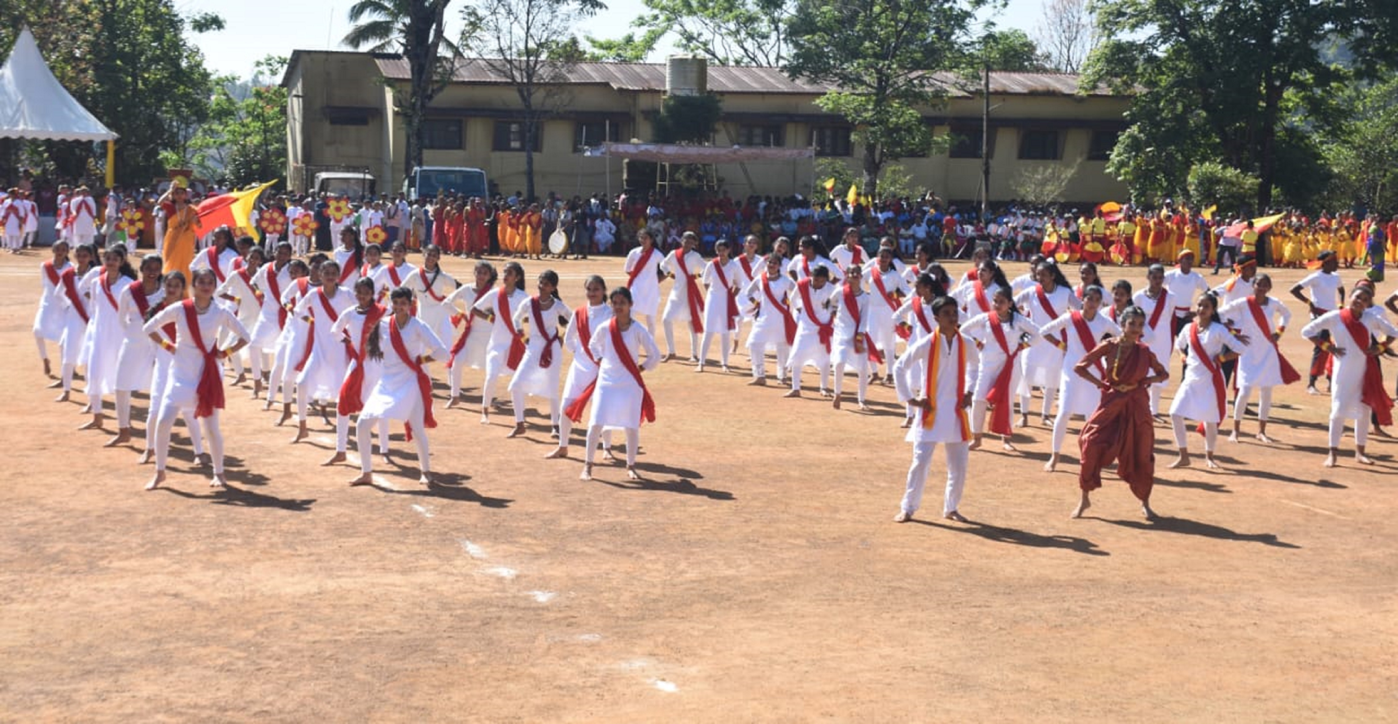 ಮಡಿಕೇರಿಯ ಪೊಲೀಸ್ ಕವಾಯತು ಮೈದಾನದಲ್ಲಿ ಶನಿವಾರ ನಡೆದ ಕನ್ನಡ ರಾಜ್ಯೋತ್ಸವದಲ್ಲಿ ವಿವಿಧ ಶಾಲೆಗಳ ವಿದ್ಯಾರ್ಥಿಗಳು ಕನ್ನಡಪರವಾದ ಸಾಂಸ್ಕೃತಿಕ ಕಾರ್ಯಕ್ರಮಗಳನ್ನು ಪ್ರಸ್ತುತಪಡಿಸಿದರು