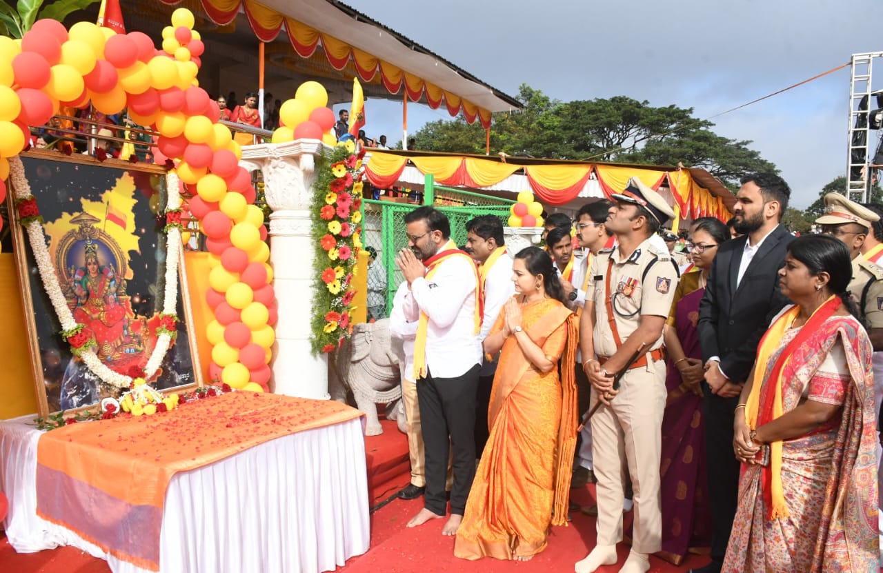 ಧಾರವಾಡದಲ್ಲಿ ರಾಜ್ಯೋತ್ಸವ ಕಾರ್ಯಕ್ರಮದಲ್ಲಿ ಸಚಿವ ಲಾಡ್‌ ಅವರು ಕನ್ನಡಾಂಭೆ ಭಾವವಚಿತ್ರಕ್ಕೆ ನಮಿಸಿದರು ಪ್ರಜಾವಾಣಿ ಚಿತ್ರ