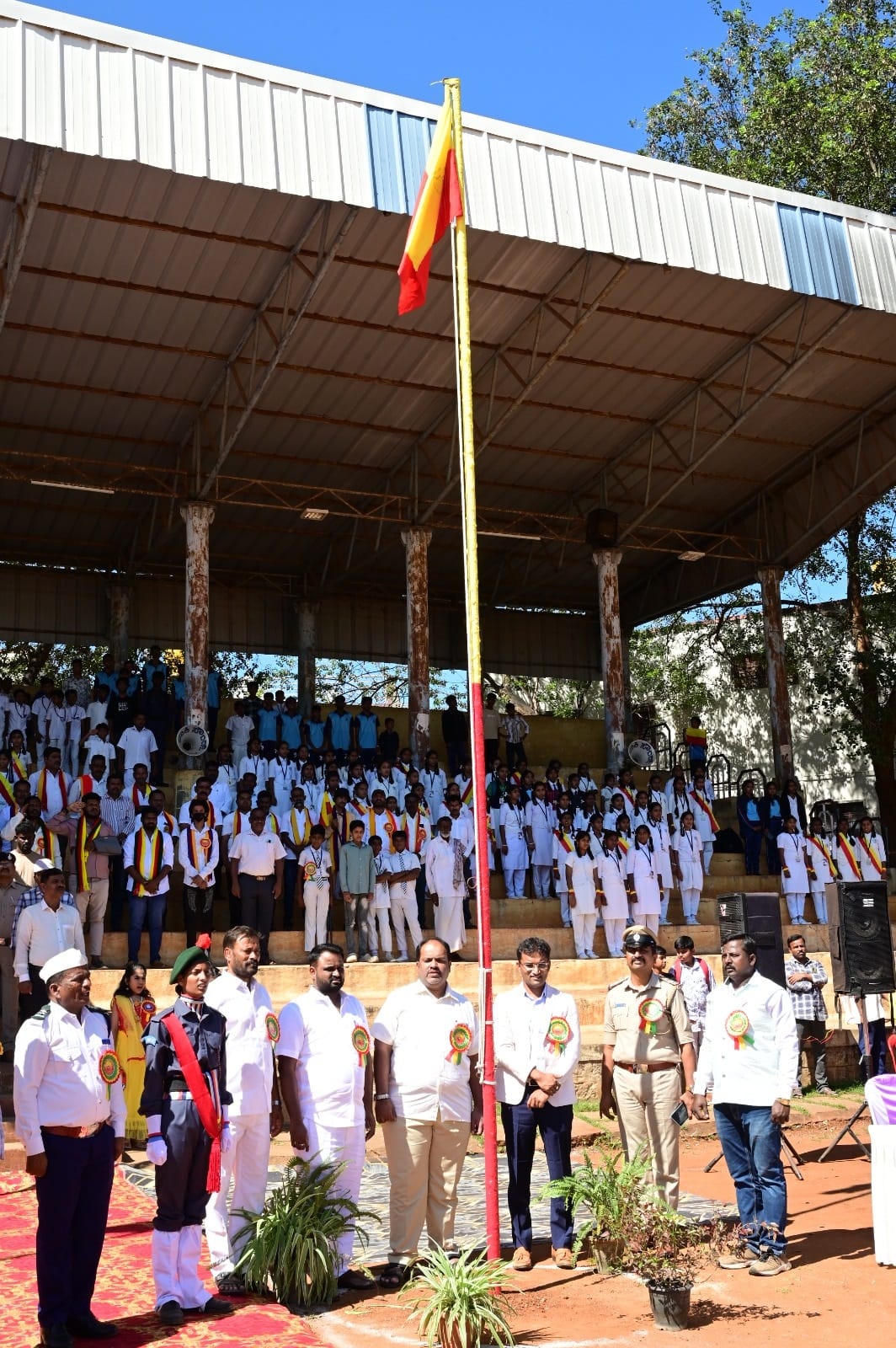 ಗುಂಡ್ಲುಪೇಟೆ ಪಟ್ಟಣದ ಡಿ.ದೇವರಾಜ ಅರಸು ಕ್ರೀಡಾಂಗಣದಲ್ಲಿ ರಾಷ್ಟ್ರೀಯ ಹಬ್ಬಗಳ ಆಚರಣಾ ಸಮಿತಿ ಹಾಗೂ ತಾಲೂಕು ಆಡಳಿತದ ವತಿಯಿಂದ ಹಮ್ಮಿಕೊಂಡಿದ್ದ 70ನೇ ಕನ್ನಡ ರಾಜ್ಯೋತ್ಸವದಲ್ಲಿ ಶಾಸಕ ಎಚ್.ಎಂ.ಗಣೇಶಪ್ರಸಾದ್ ಧ್ವಜಾರೋಹಣ ನೆರವೇರಿಸಿದರು.