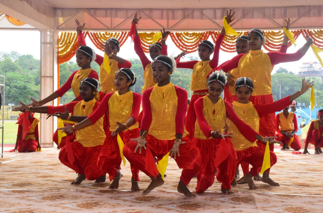 ವಿದ್ಯಾರ್ಥಿಗಳು ನೃತ್ಯ ಪ್ರದರ್ಶಿಸಿದರು