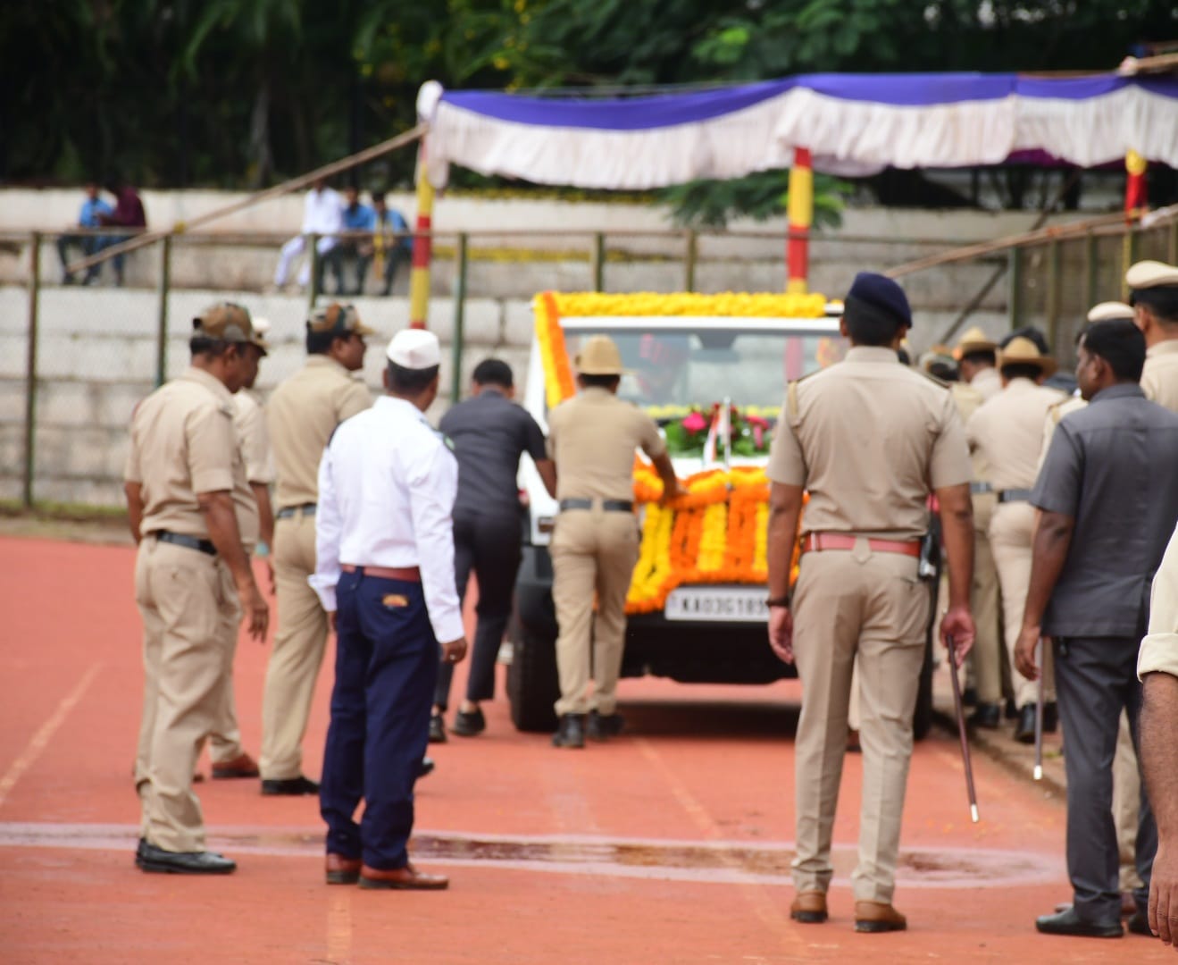 ಡೀಸೆಲ್ ಸೋರದ ಕವಾಯತು ವಾಹನ‌ ತಳ್ಳಿಕೊಂಡು ಹೋದ ಪೊಲೀಸರು