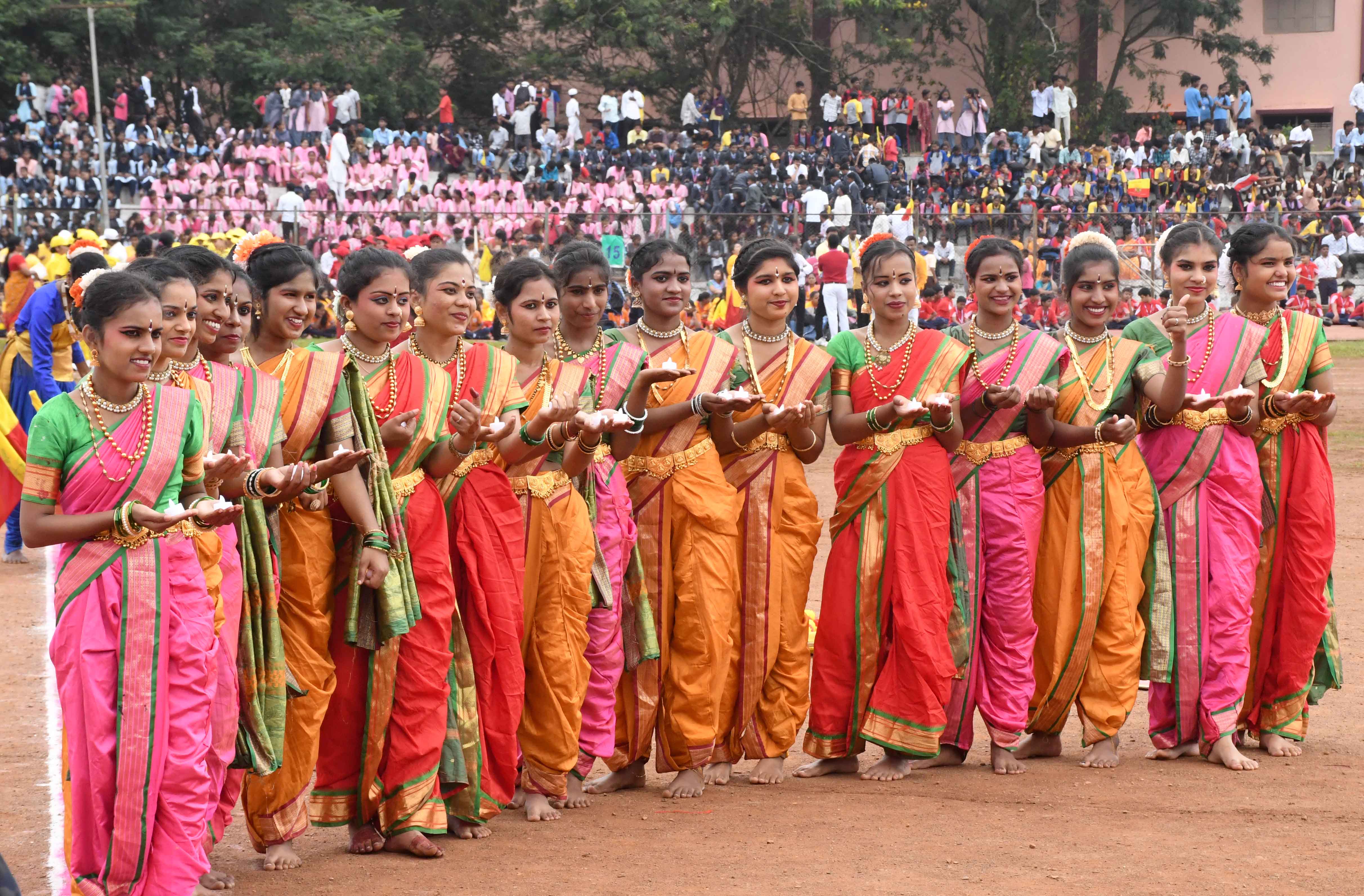 ಧಾರವಾಡದಲ್ಲಿ ರಾಜ್ಯೋತ್ಸವ ಕಾರ್ಯಕ್ರಮದಲ್ಲಿ ವಿದ್ಯಾರ್ಥಿನಿಯರು ನೃತ್ಯ ಪ್ರದರ್ಶಿಸಿದರು ಪ್ರಜಾವಾಣಿ ಚಿತ್ರ