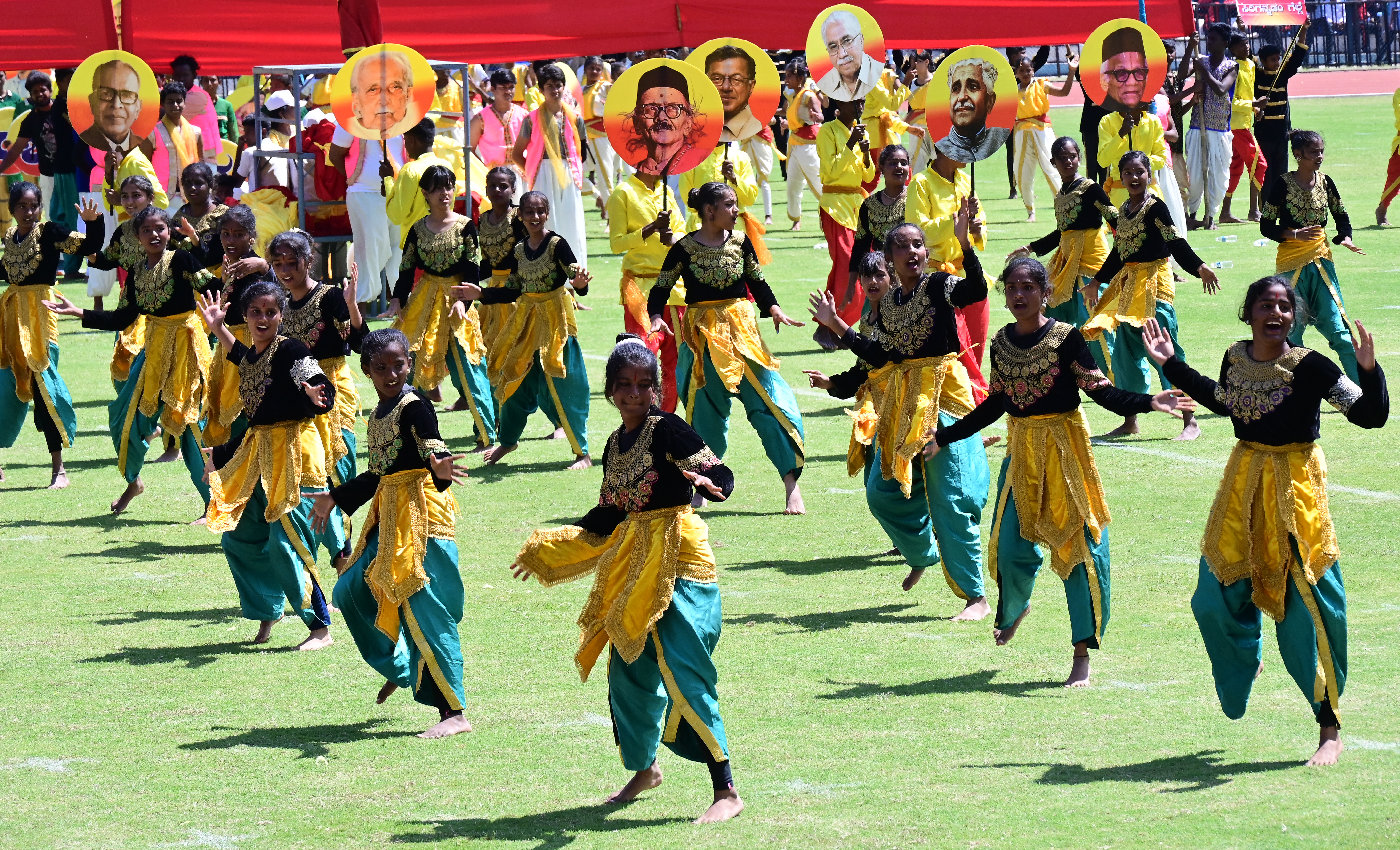 ಕಂಠೀರವ ಕ್ರೀಡಾಂಗಣದಲ್ಲಿ ವಿವಿಧ ಶಾಲೆಗಳ ವಿದ್ಯಾರ್ಥಿಗಳು ನೃತ್ಯ ಪ್ರದರ್ಶಿಸಿದರು