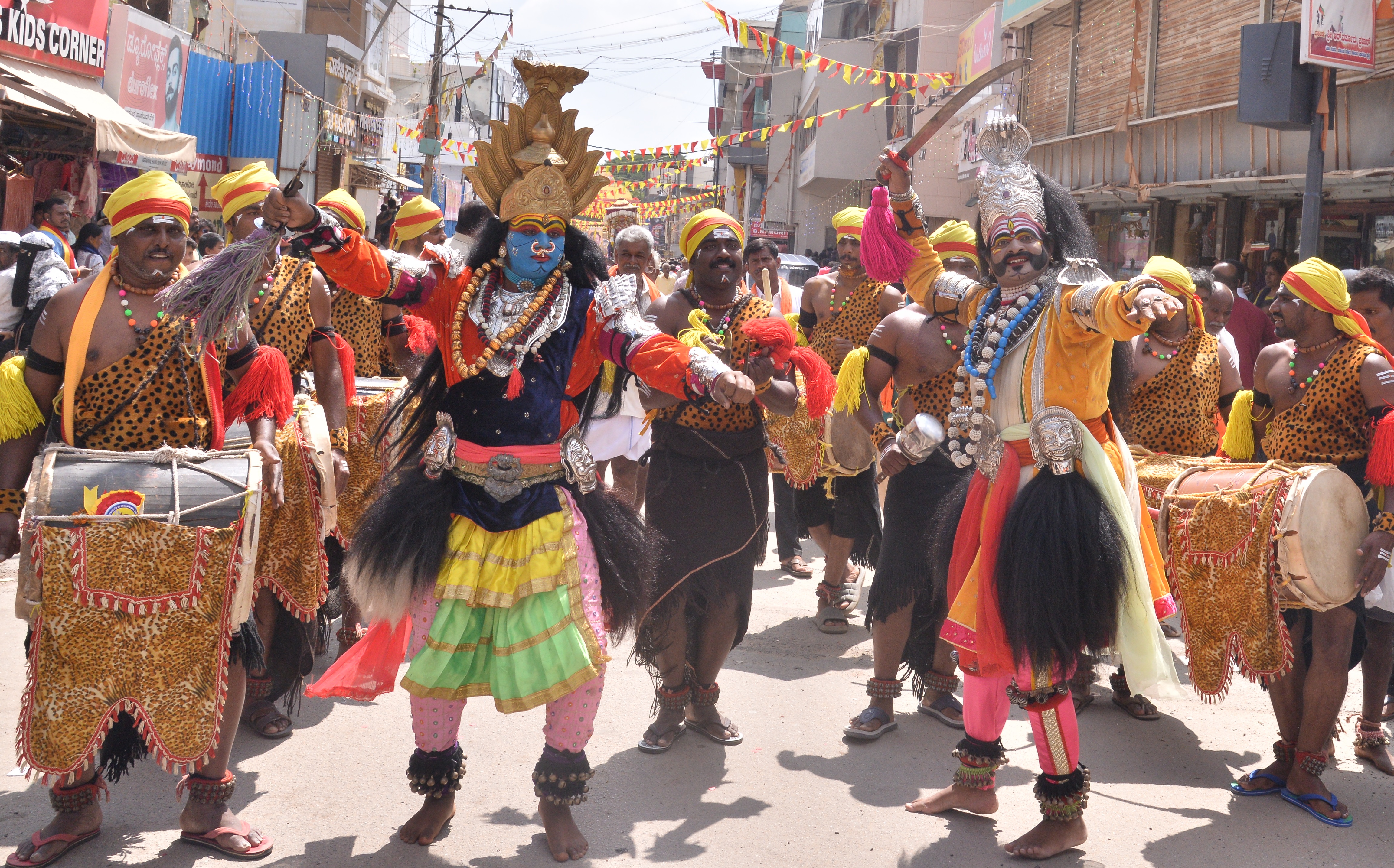 ಮೆರವಣಿಗೆಯಲ್ಲಿ ಕಲಾ ತಂಡಗಳು ಪ್ರದರ್ಶನ