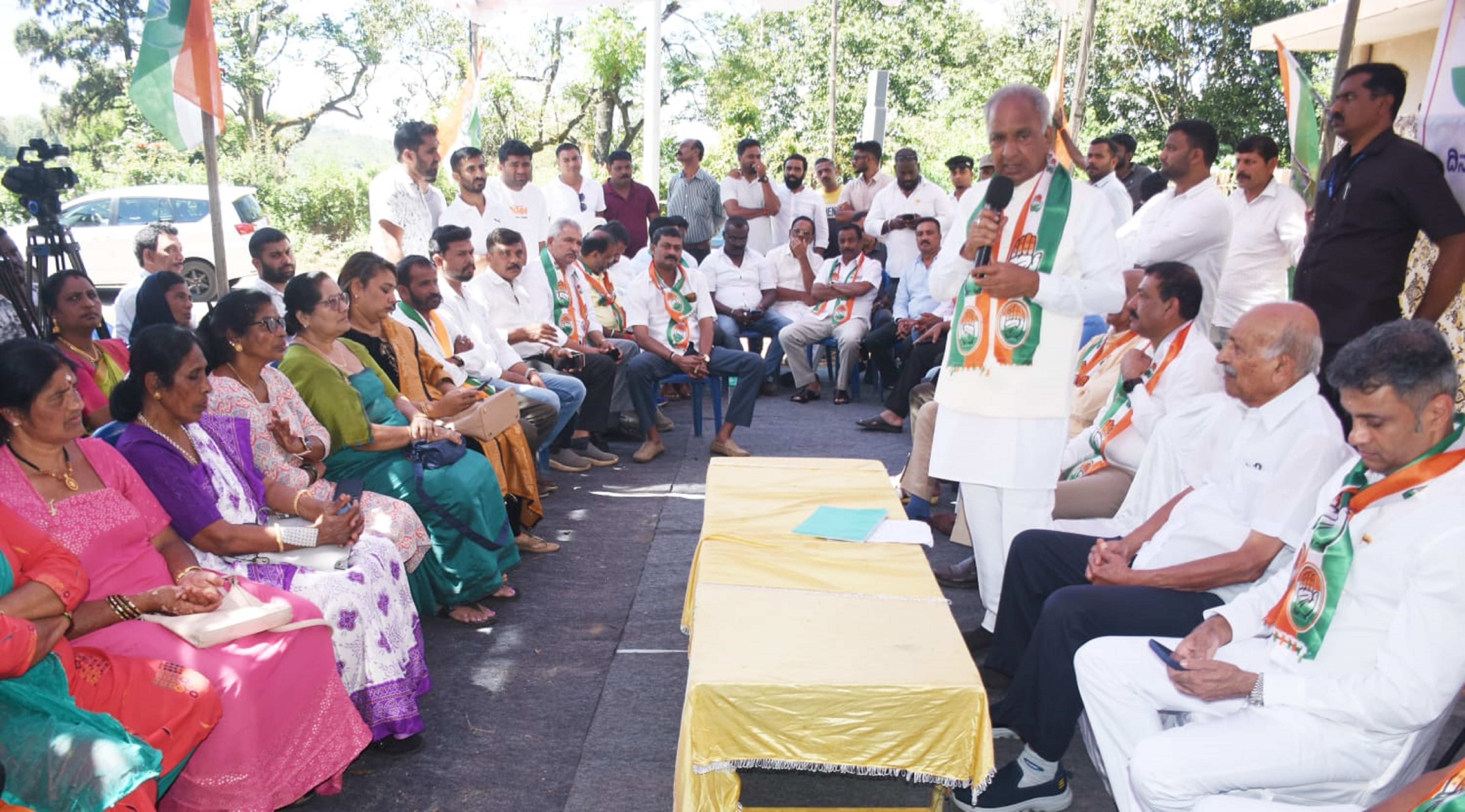 ಮಡಿಕೇರಿಯ ಡಿಸಿಸಿ ಬ್ಯಾಂಕ್ ಸಮೀಪ ಕೊಡಗು ಜಿಲ್ಲಾ ಕಾಂಗ್ರೆಸ್ ಕಚೇರಿಗೆ ಜಿಲ್ಲಾ ಉಸ್ತುವಾರಿ ಸಚಿವ ಎನ್.ಎಸ್.ಭೋಸರಾಜು ಶನಿವಾರ ಶಿಲಾನ್ಯಾಸ ನೆರವೇರಿಸಿ ಮಾತನಾಡಿದರು