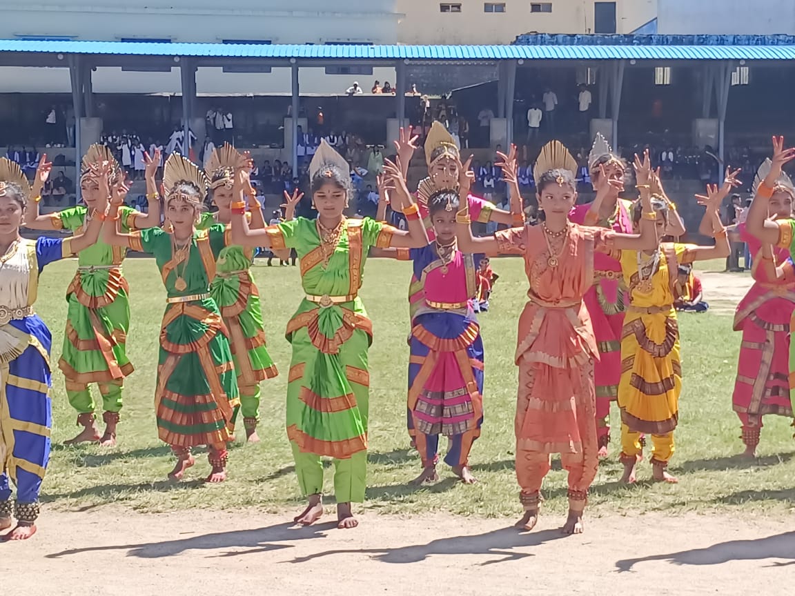 ಮೂಡಿಗೆರೆ ಪಟ್ಟಣದ ಹೊಯ್ಸಳ ಕ್ರೀಡಾಂಗಣದಲ್ಲಿ ಏರ್ಪಡಿಸಿದ್ದ ಕನ್ನಡ ರಾಜ್ಯೋತ್ಸವದಲ್ಲಿ ಬೆಥನಿ ಶಾಲೆಯ ವಿದ್ಯಾರ್ಥಿಗಳು ಆಕರ್ಷಕ ನೃತ್ಯ ಪ್ರದರ್ಶಿಸಿದರು