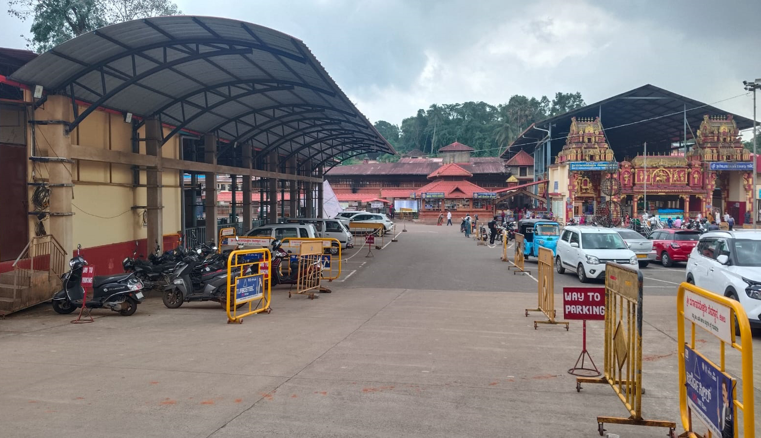 ಕಟೀಲಿನಲ್ಲಿ ಪ್ರಥಮ ಸೇವೆಯಾಟ ಪ್ರದರ್ಶನಕ್ಕೆ ವೇದಿಕೆ ನಿರ್ಮಿಸಲು ಜಾಗವನ್ನು ಸಜ್ಜುಗೊಳಿಸಲಾಗುತ್ತಿದೆ