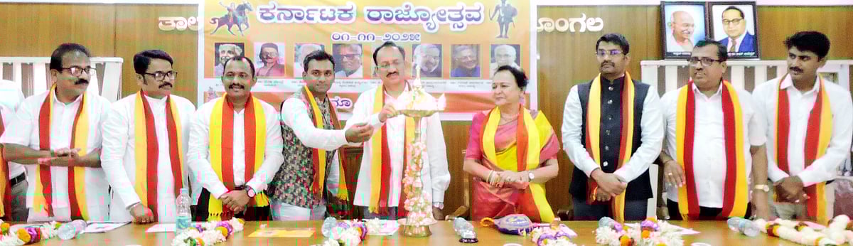 ಪ್ರತಿಯೊಬ್ಬರೂ ಕನ್ನಡಾಭಿಮಾನ ಬೆಳೆಸಿಕೊಳ್ಳಿ: ಶಾಸಕ ಮಹಾಂತೇಶ ಕೌಜಲಗಿ