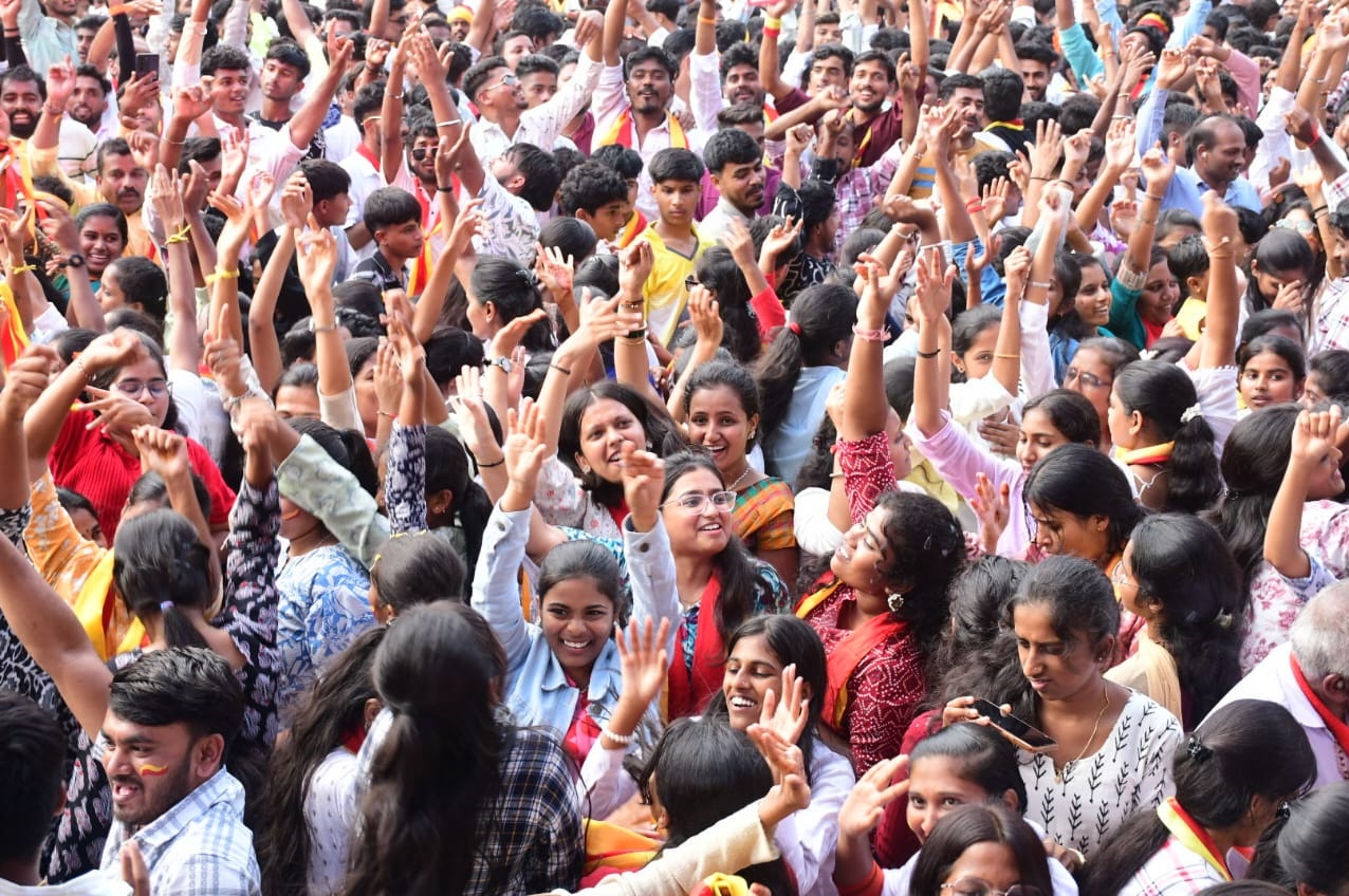 ಬೆಳಗಾವಿಯಲ್ಲಿ ಶನಿವಾರ ನಡೆದ ಕರ್ನಾಟಕ ರಾಜ್ಯೋತ್ಸವ ಮೆರವಣಿಗೆಯಲ್ಲಿ ಯುವತಿಯರು ಕುಣಿದು ಕುಪ್ಪಳಿಸಿದರು 
‍ಪ್ರಜಾವಾಣಿ ಚಿತ್ರ: ಏಕನಾಥ ಅಗಸಿಮನಿ