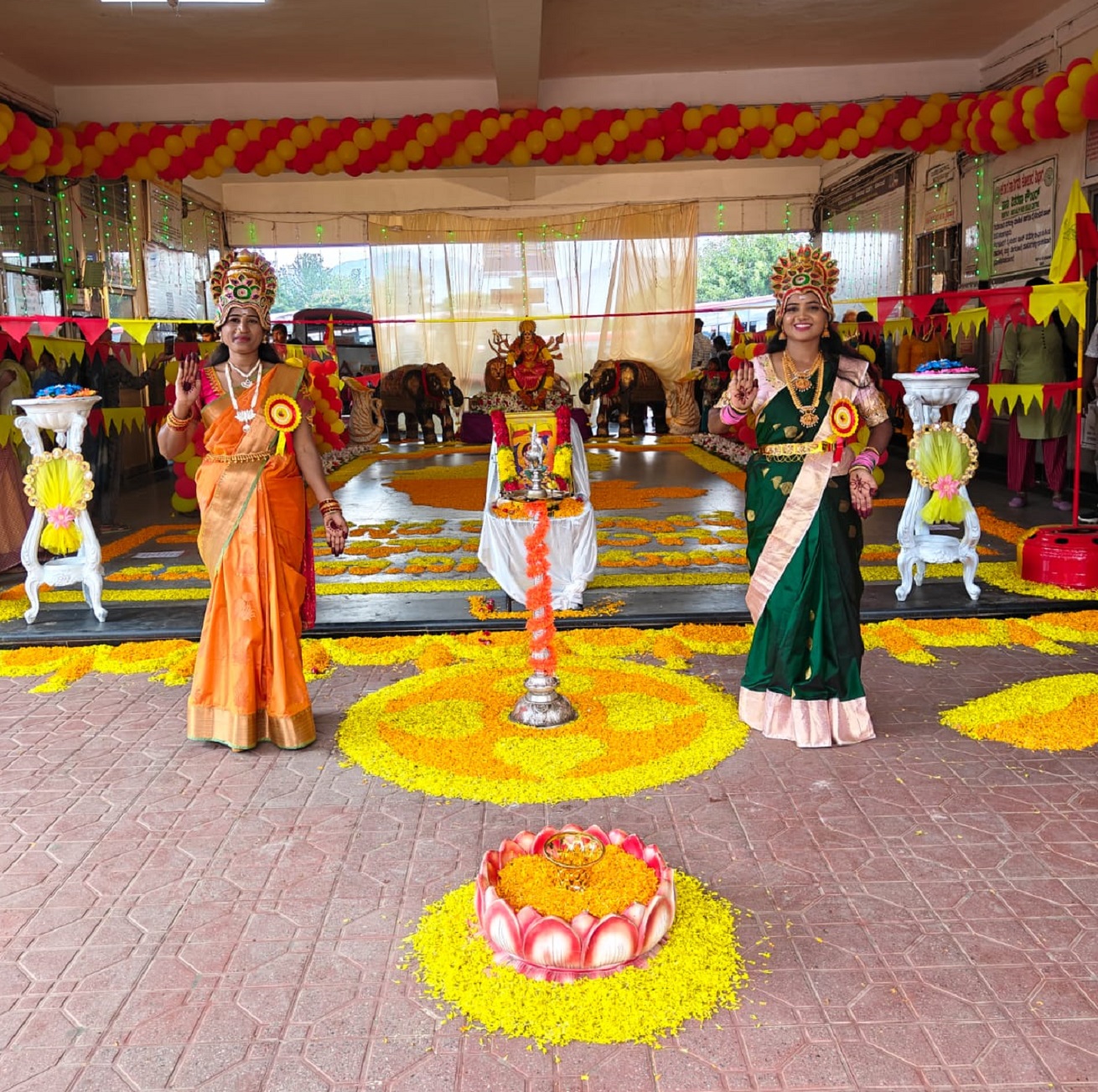 ಕೆಎಸ್‌ಆರ್‌ಟಿಸಿಯ ಇಬ್ಬರು ಮಹಿಳಾ ತಾಂತ್ರಿಕ ಸಿಬ್ಬಂದಿ ಭುವನೇಶ್ವರಿ ತಾಯಿ ರೀತಿ ವೇಷ ಧರಿಸಿ ಗಮನ ಸೆಳೆದರು