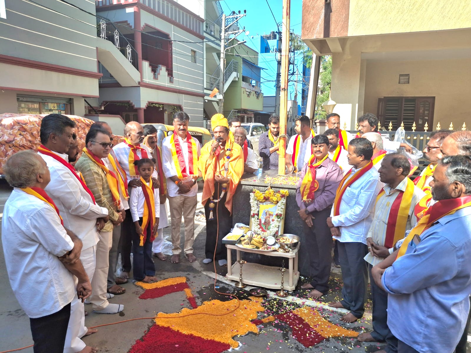 ಹೆಣ್ಣೂರು ಬಡಾವಣೆ ನಿವಾಸಿಗಳ ಕ್ಷೇಮಾಭಿವೃದ್ಧಿ ಸಂಘ ಹಮ್ಮಿಕೊಂಡಿದ್ದ ಕಾರ್ಯಕ್ರಮದಲ್ಲಿ ಜಾನಪದ ಕಲಾವಿದ ವೇಮಗಲ್ ನಾರಾಯಣಸ್ವಾಮಿ ಧ್ವಜಾರೋಹಣ ನೆರವೇರಿಸಿದರು. ಸರ್ವಜ್ಞನಗರ ಕ್ಷೇತ್ರದ ಕಾಂಗ್ರೆಸ್ ಮುಖಂಡ ಎಚ್.ಎ. ಪುಲಿಕೇಶಿ ಕೆ.ಸಿ. ಜಗನ್ನಾಥ ರೆಡ್ಡಿ ಬಿ.ಗೋವಿಂದರಾಜು ಸಂಘದ ಅಧ್ಯಕ್ಷ ಭಕ್ತವತ್ಸಲಂ ಉಪಾಧ್ಯಕ್ಷ ಪ್ರಭಾಕರ್ ಪ್ರಧಾನ ಕಾರ್ಯದರ್ಶಿ ಎನ್.ಮುನಿರಾಜು ನವಿನ್ ನಾಗರಾಜು ಉಪಸ್ಥಿತರಿದ್ದರು.