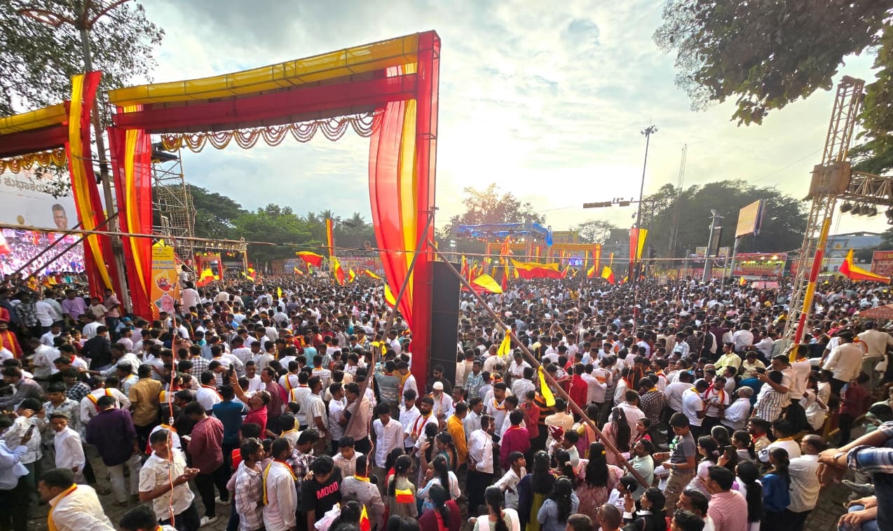 ಬೆಳಗಾವಿಯಲ್ಲಿ ಶನಿವಾರ ನಡೆದ ಕರ್ನಾಟಕ ರಾಜ್ಯೋತ್ಸವ ಮೆರವಣಿಗೆಯಲ್ಲಿ ಅಪಾರ ಸಂಖ್ಯೆಯಲ್ಲಿ ಜನರು ಕುಣಿದು ಕುಪ್ಪಳಿಸಿದರು
‍ಪ್ರಜಾವಾಣಿ ಚಿತ್ರ: ಏಕನಾಥ ಅಗಸಿಮನಿ