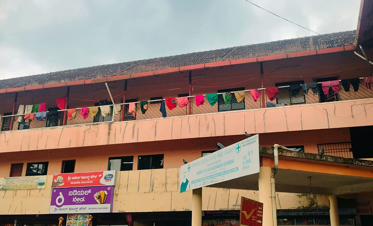 ಕಟೀಲು ಮೇಳದ ತಿರುಗಾಟಕ್ಕೆ ಪೂರ್ವಭಾವಿಯಾಗಿ ಯಕ್ಷ ವೇಷಗಳ ಬಟ್ಟೆಯನ್ನು ಅಣಿಗೊಳಿಸುತ್ತಿರುವುದು
ಪ್ರಜಾವಾಣಿ ಚಿತ್ರ:  ನರೇಂದ್ರ ಕೆರೆಕಾಡು