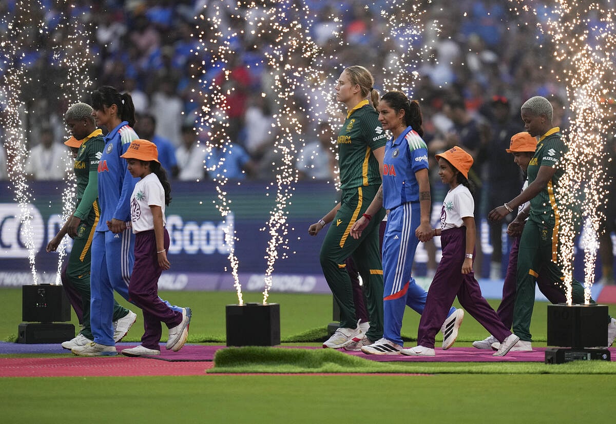 PHOTOS | ICC Women's WC: ಚೊಚ್ಚಲ ಕಿರೀಟಕ್ಕಾಗಿ ಭಾರತ-ದ.ಆಫ್ರಿಕಾ ಸೆಣಸು 