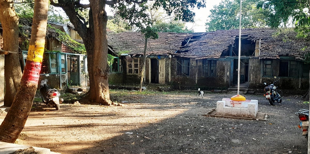 ಖಾನಾಪುರ | ಅನಾಥವಾದ ಸರ್ಕಾರಿ ಕಟ್ಟಡಗಳು..!