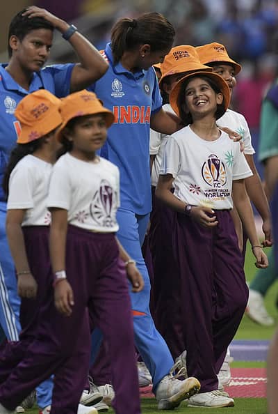 ಮಕ್ಕಳೊಂದಿಗೆ ನಾಯಕಿ ಹರ್ಮನ್‌ಪ್ರೀತ್ ಕೌರ್.