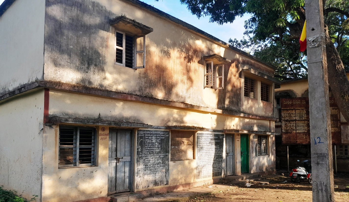 ಬೀಗ ಜಡಿದ ಸ್ಥಿತಿಯಲ್ಲಿರುವ ಆಹಾರ ಇಲಾಖೆ ಭೂಮಾಪನ ಮತ್ತು ಸಬ್ ರಿಜಿಸ್ಟ್ರಾರ್ ಕಚೇರಿಯ ಹಳೆಯ ಕಟ್ಟಡ