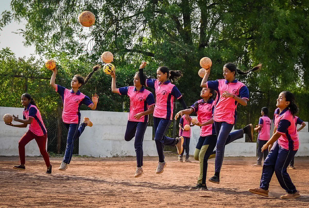 ನರೇಂದ್ರ ರೈ ದೇರ್ಲ ಅವರ ಅಂಕಣ: ಕ್ರೀಡಾಂಗಣವೂ ತುಂಬಲಿ ಟ್ಯೂಷನ್‌ ಕೇಂದ್ರದಂತೆ!