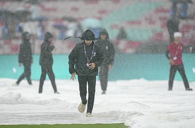 ಪಂದ್ಯಕ್ಕೆ ಕಾಡಿದ ಮಳೆ. ಎರಡು ತಾಸು ವಿಳಂಬ