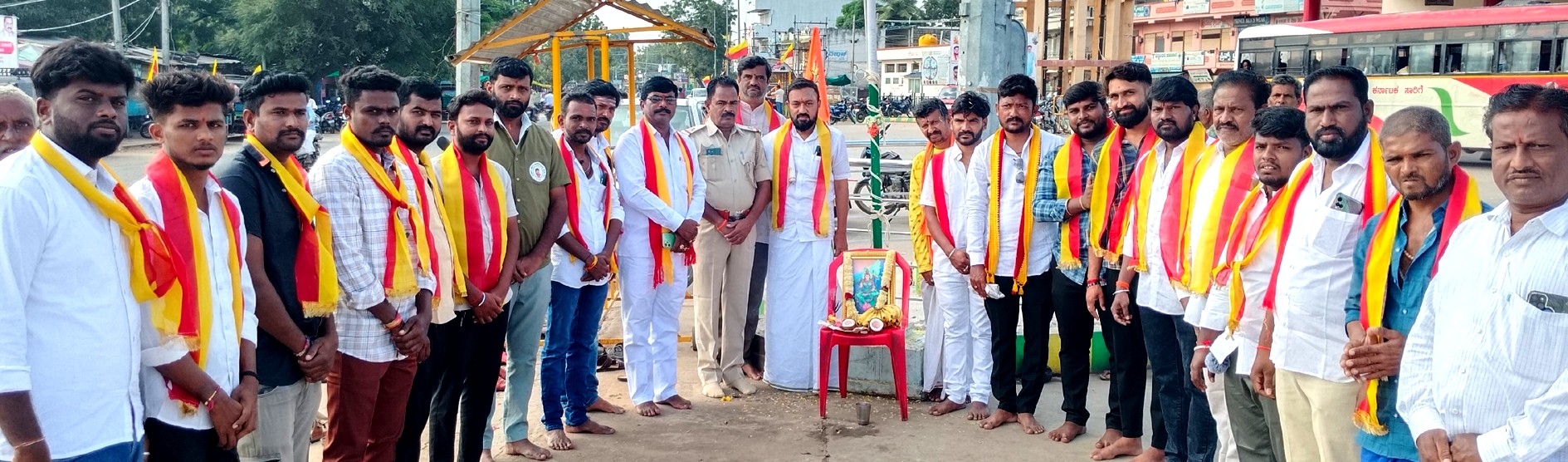 ಕಾರಟಗಿಯಲ್ಲಿ ಕರುನಾಡ ಸೇವಕರ ಸಂಘಟನೆ ಹಾಗೂ ಕರವೇ ಪ್ರಮುಖರು ಕರ್ನಾಟಕ ರಾಜ್ಯೋತ್ಸವವನ್ನು ಸಡಗರದಿಂದ ಆಚರಿಸಿದರು